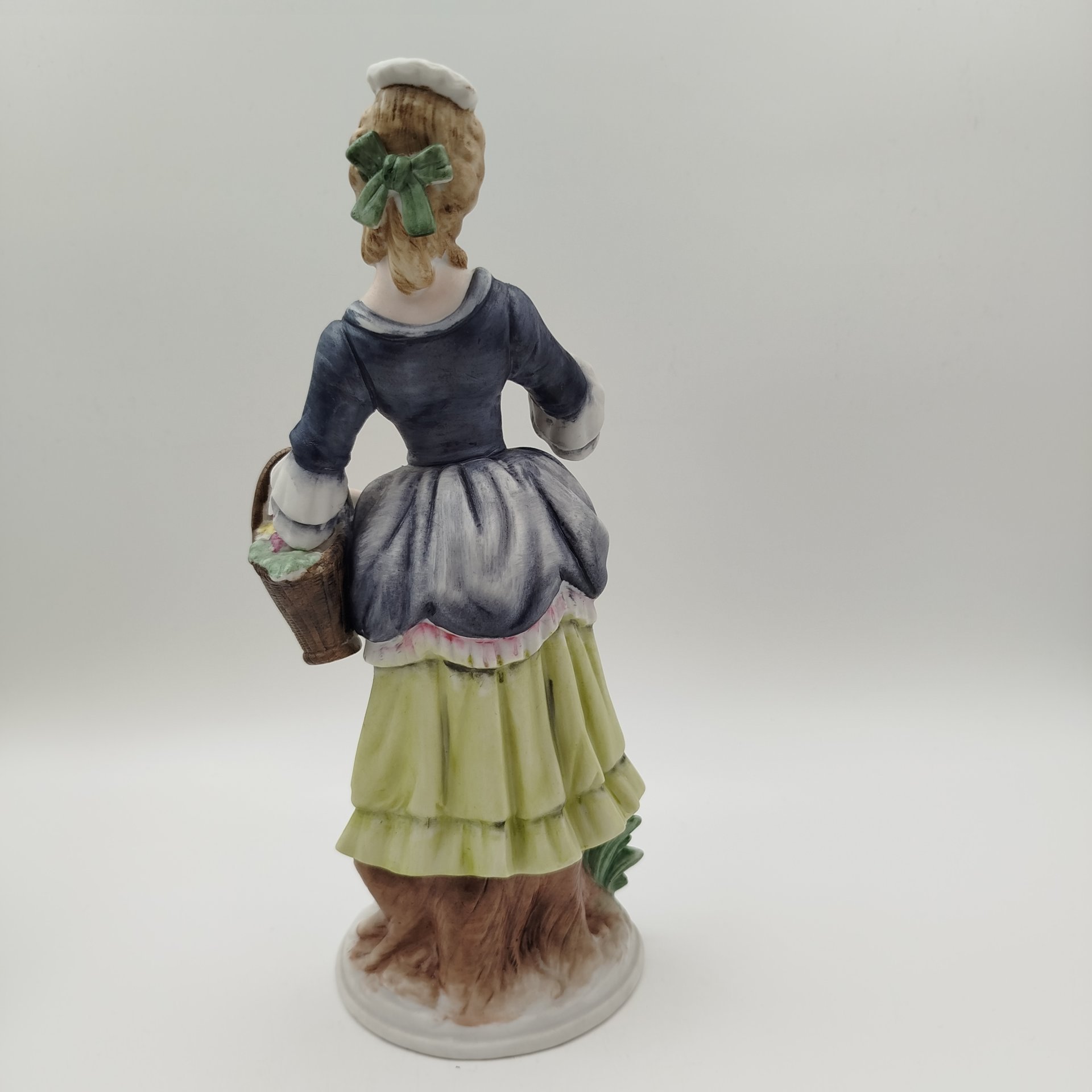 Статуэтка "Красавица - цветочница с корзинкой", бисквит, роспись, Capodimonte (Каподимонте), Италия, 1970-1990 гг.
