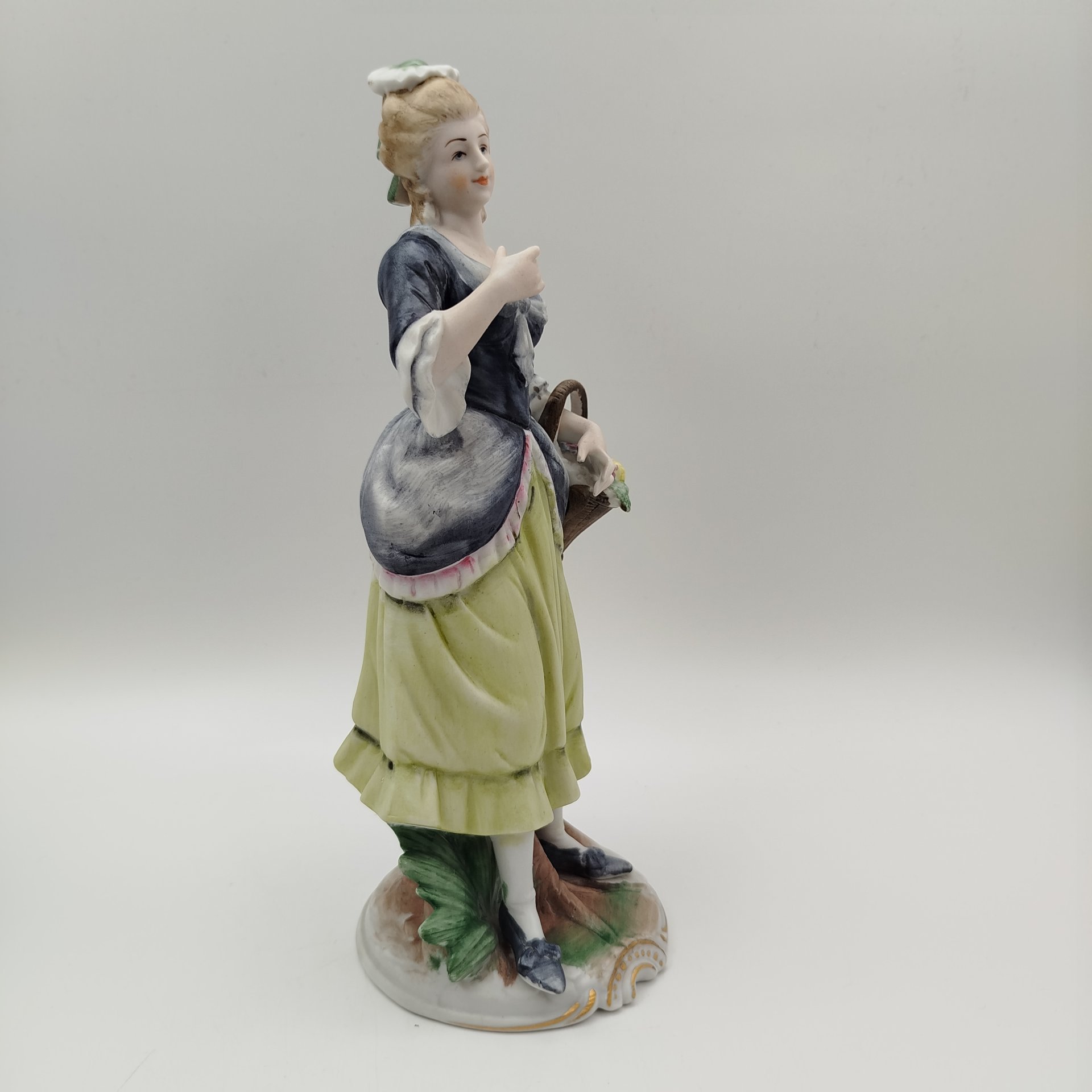 Статуэтка "Красавица - цветочница с корзинкой", бисквит, роспись, Capodimonte (Каподимонте), Италия, 1970-1990 гг.