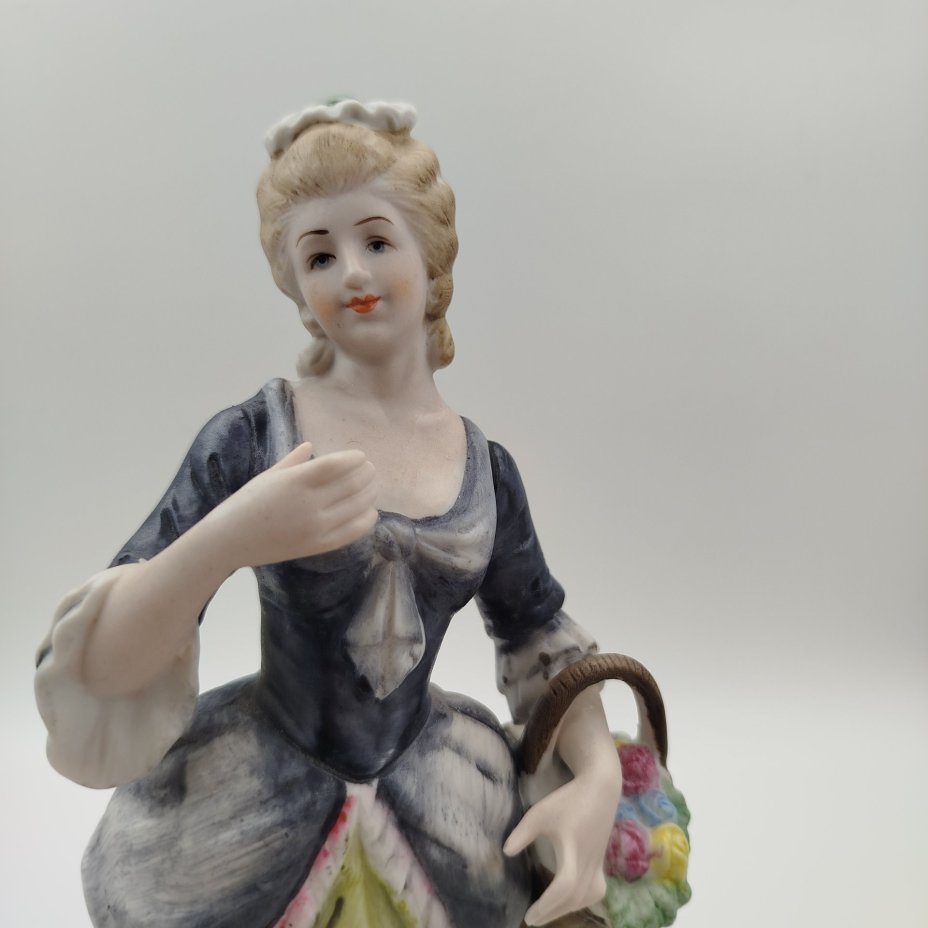 Статуэтка "Красавица - цветочница с корзинкой", бисквит, роспись, Capodimonte (Каподимонте), Италия, 1970-1990 гг.