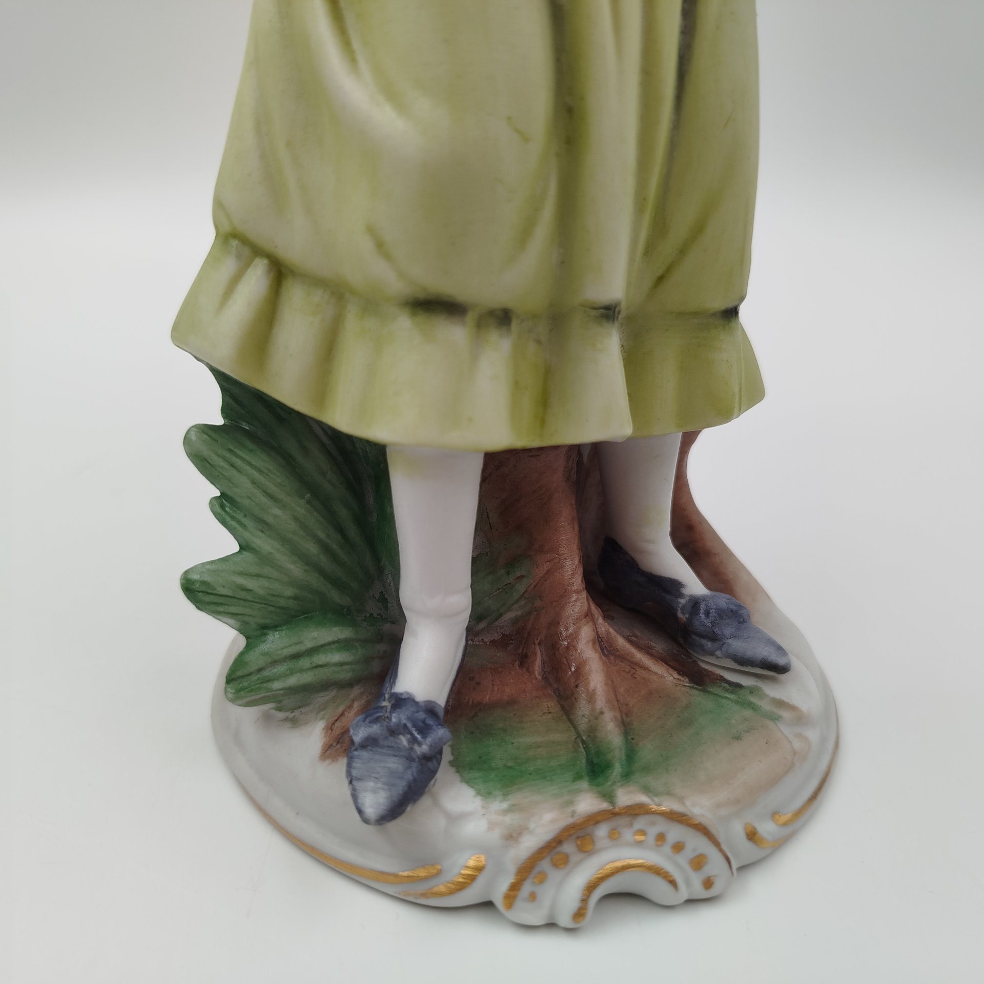 Статуэтка "Красавица - цветочница с корзинкой", бисквит, роспись, Capodimonte (Каподимонте), Италия, 1970-1990 гг.