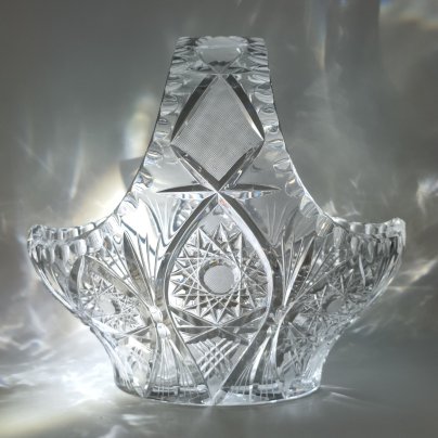 Ваза в форме корзины, украшенная резным декором