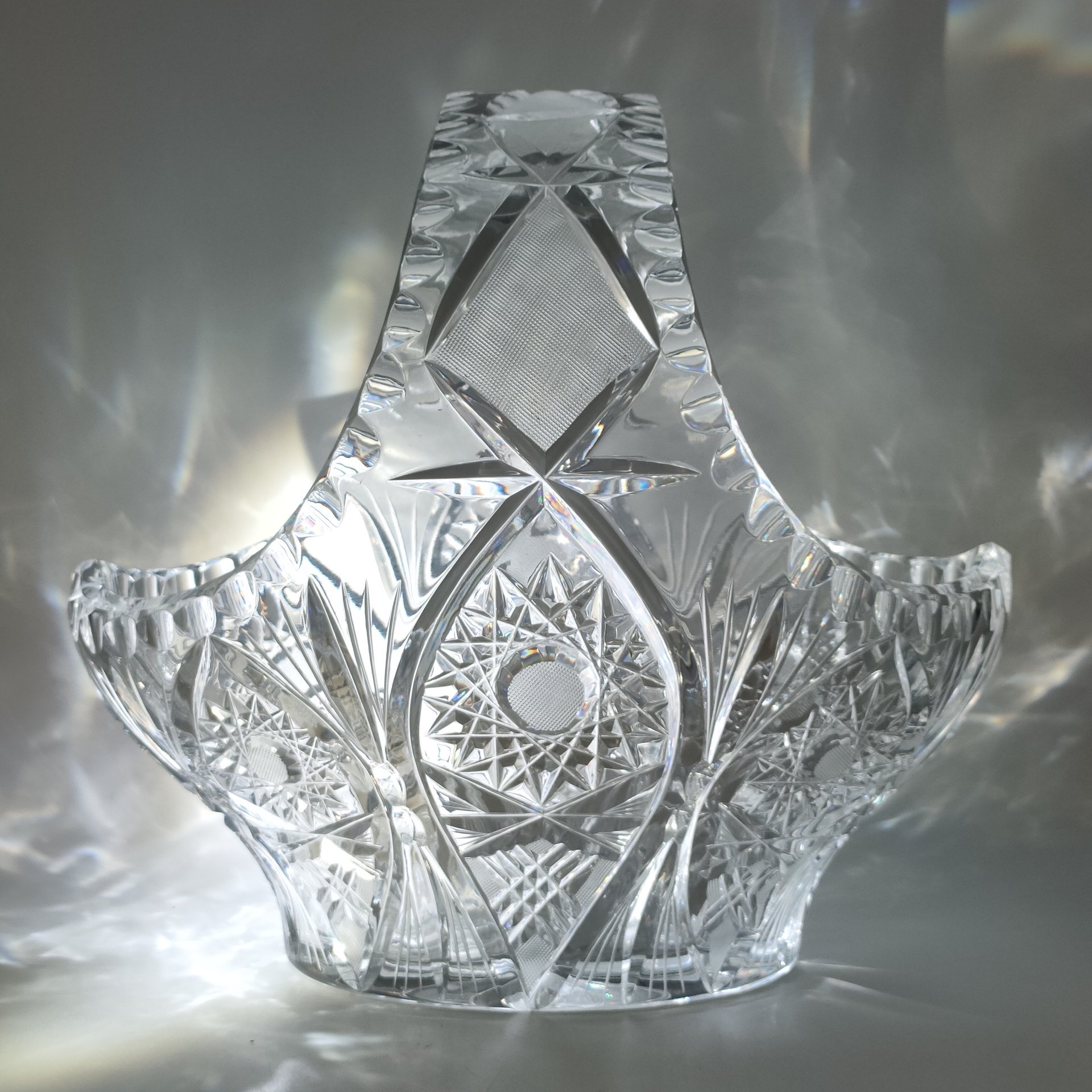 Ваза в форме корзины, украшенная резным декором