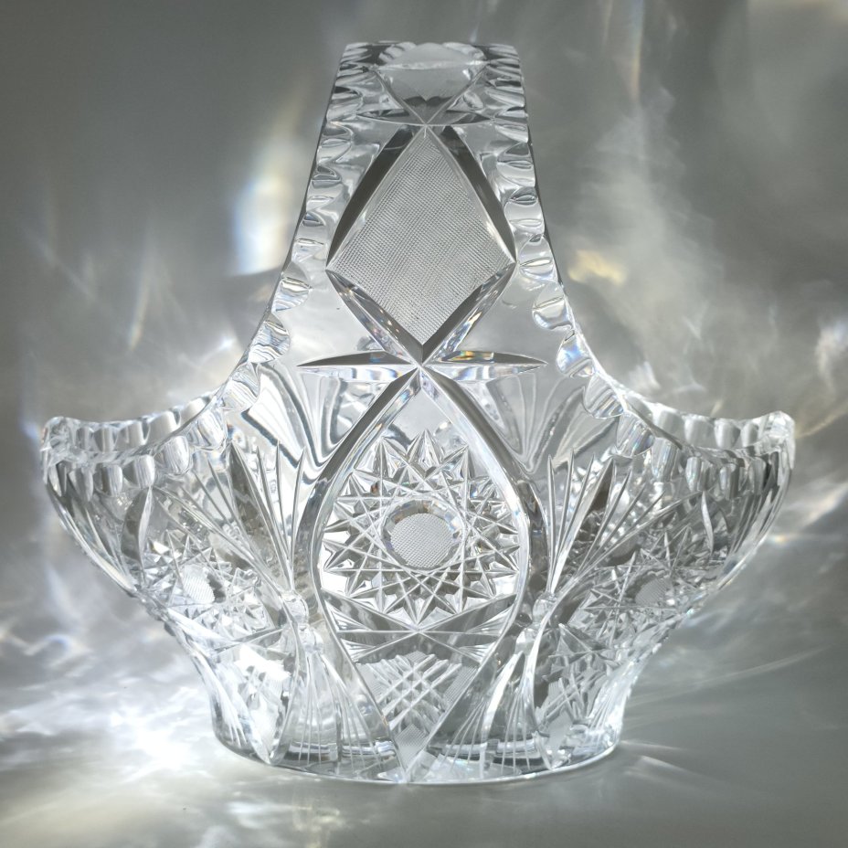 Ваза в форме корзины, украшенная резным декором