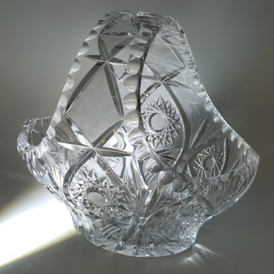 Ваза в форме корзины, украшенная резным декором