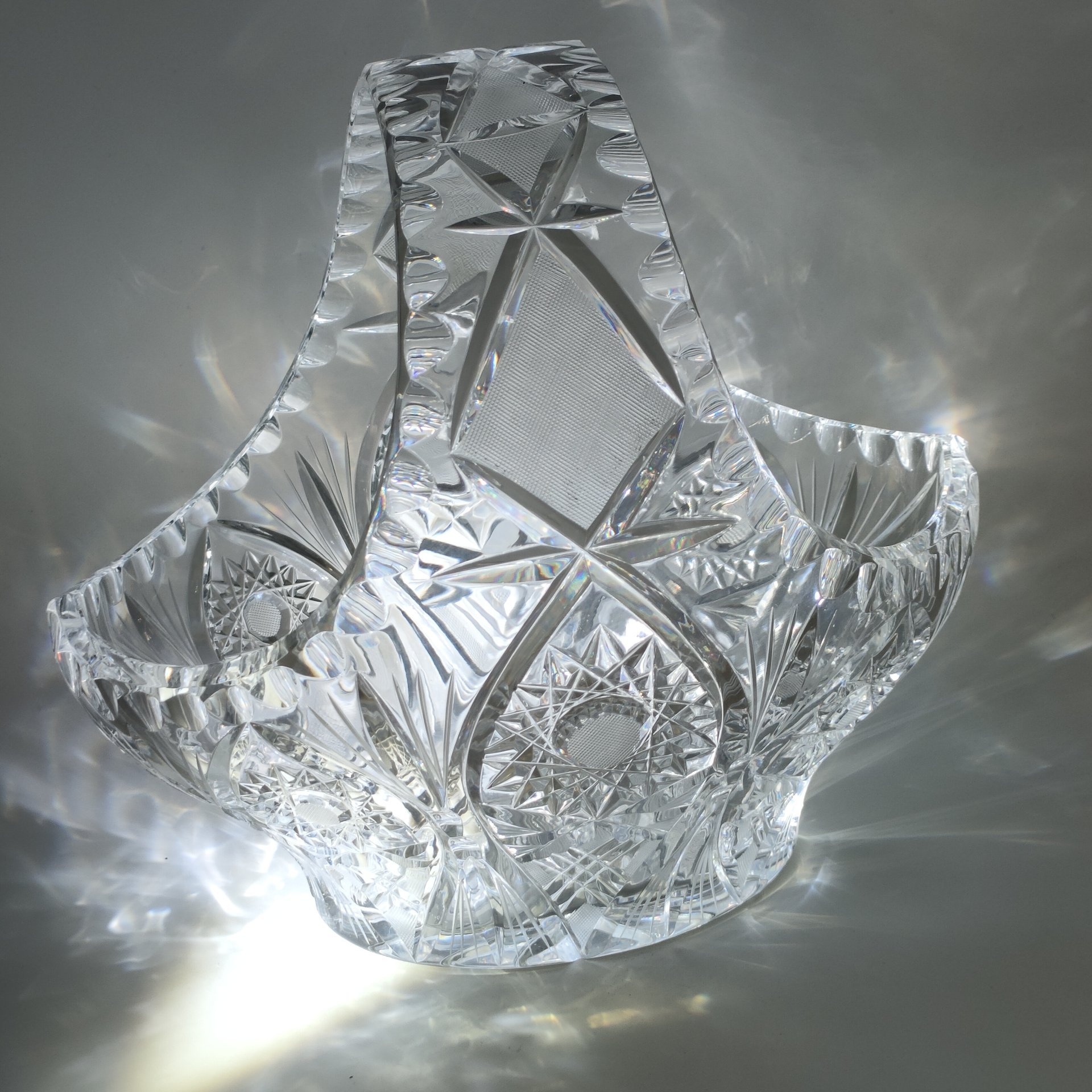 Ваза в форме корзины, украшенная резным декором