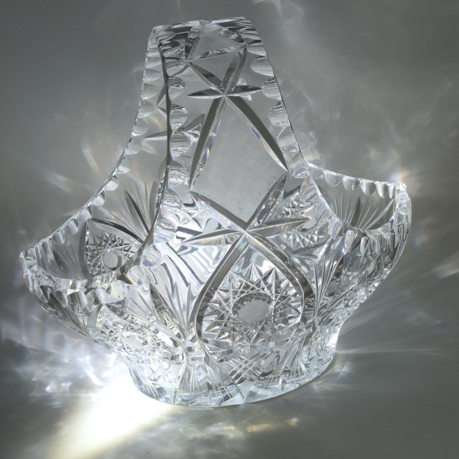 Ваза в форме корзины, украшенная резным декором