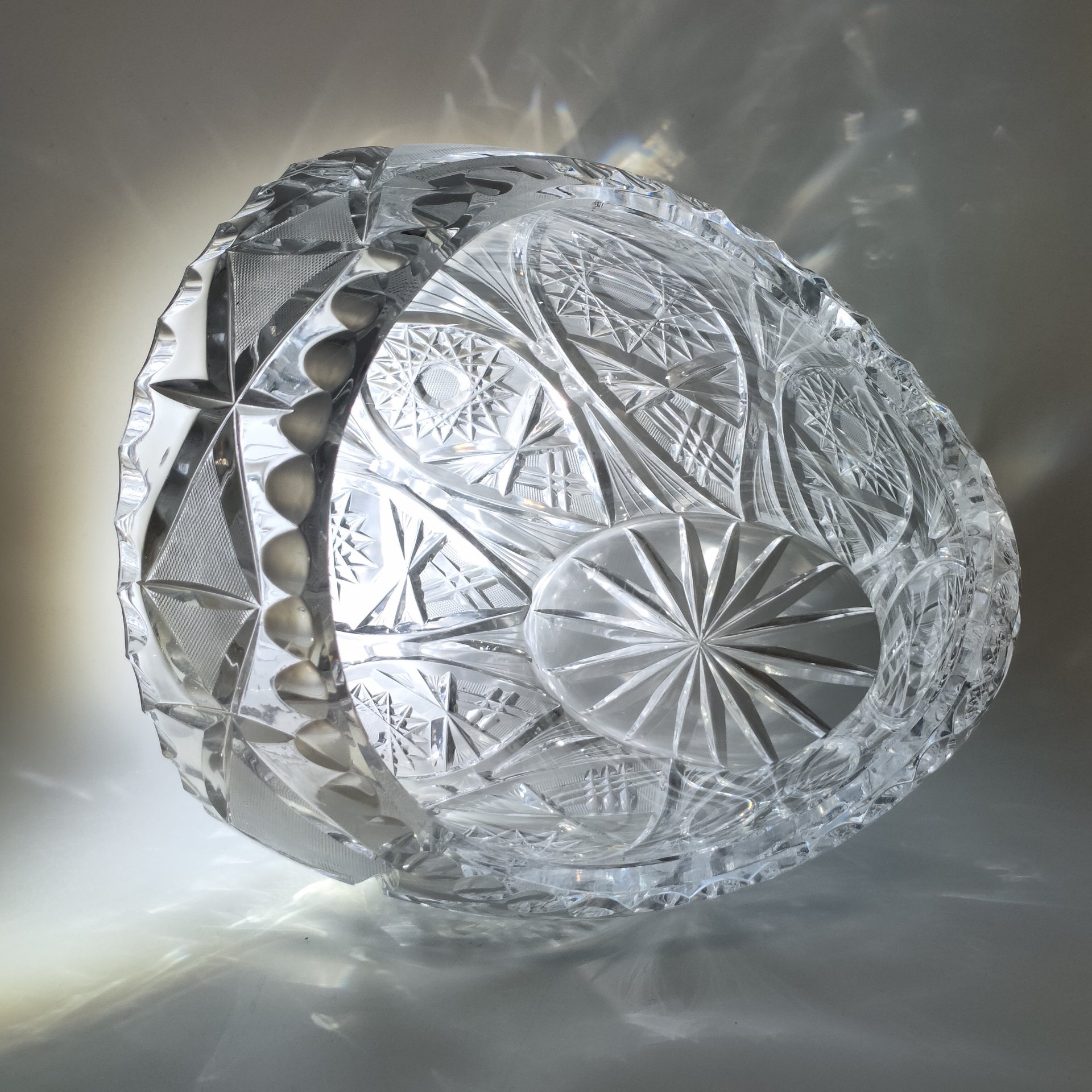 Ваза в форме корзины, украшенная резным декором