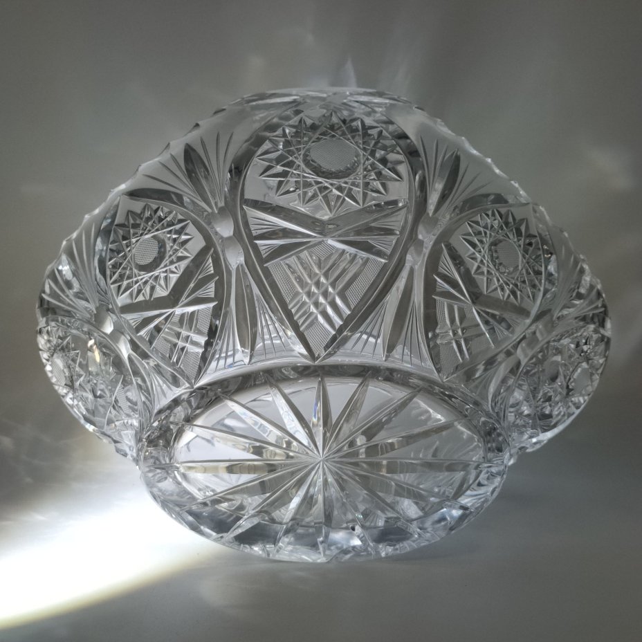 Ваза в форме корзины, украшенная резным декором