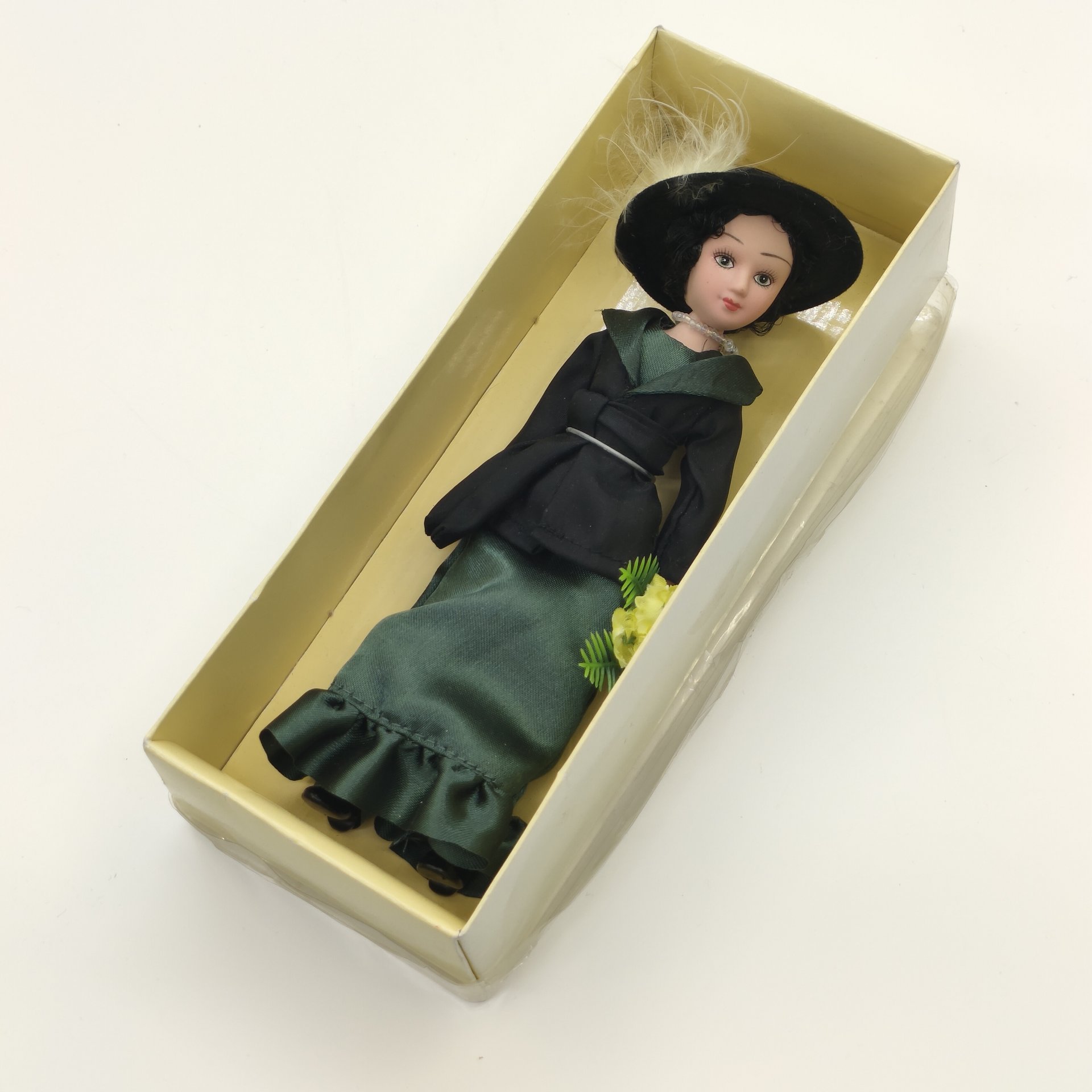 Пара коллекционных кукол "Булгаковская Маргарита" (Михаил Булгаков "Мастер и Маргарита") и "Элизабет Фишер" (Оноре де Бальзак "Кузина Бетта"), из серии "Дамы эпохи. Моя коллекция кукол", фарфор, роспись, текстиль, картон, Издательство «Де Агостини», Российская Федерация, 2010-2020 гг.