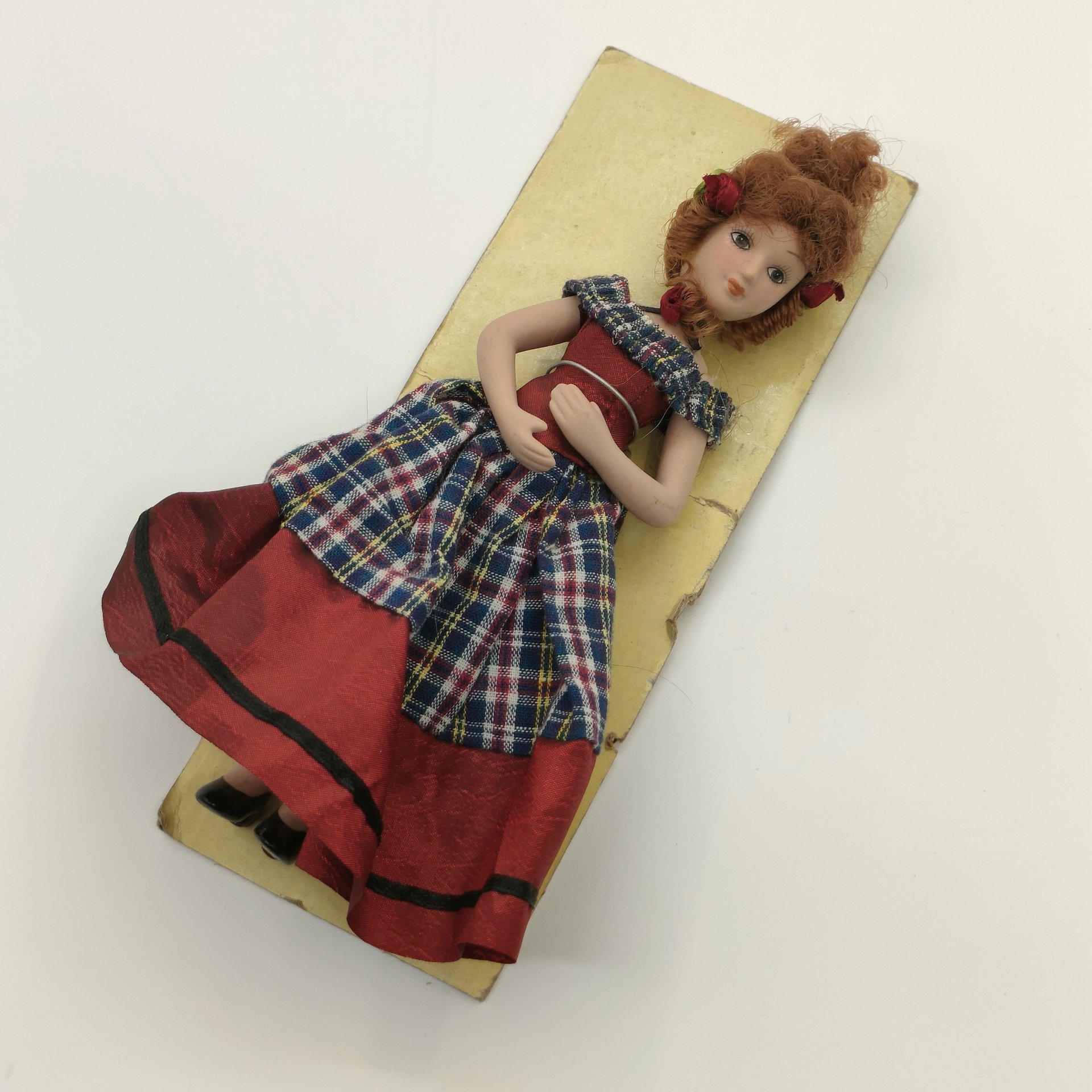 Пара коллекционных кукол "Булгаковская Маргарита" (Михаил Булгаков "Мастер и Маргарита") и "Элизабет Фишер" (Оноре де Бальзак "Кузина Бетта"), из серии "Дамы эпохи. Моя коллекция кукол", фарфор, роспись, текстиль, картон, Издательство «Де Агостини», Российская Федерация, 2010-2020 гг.