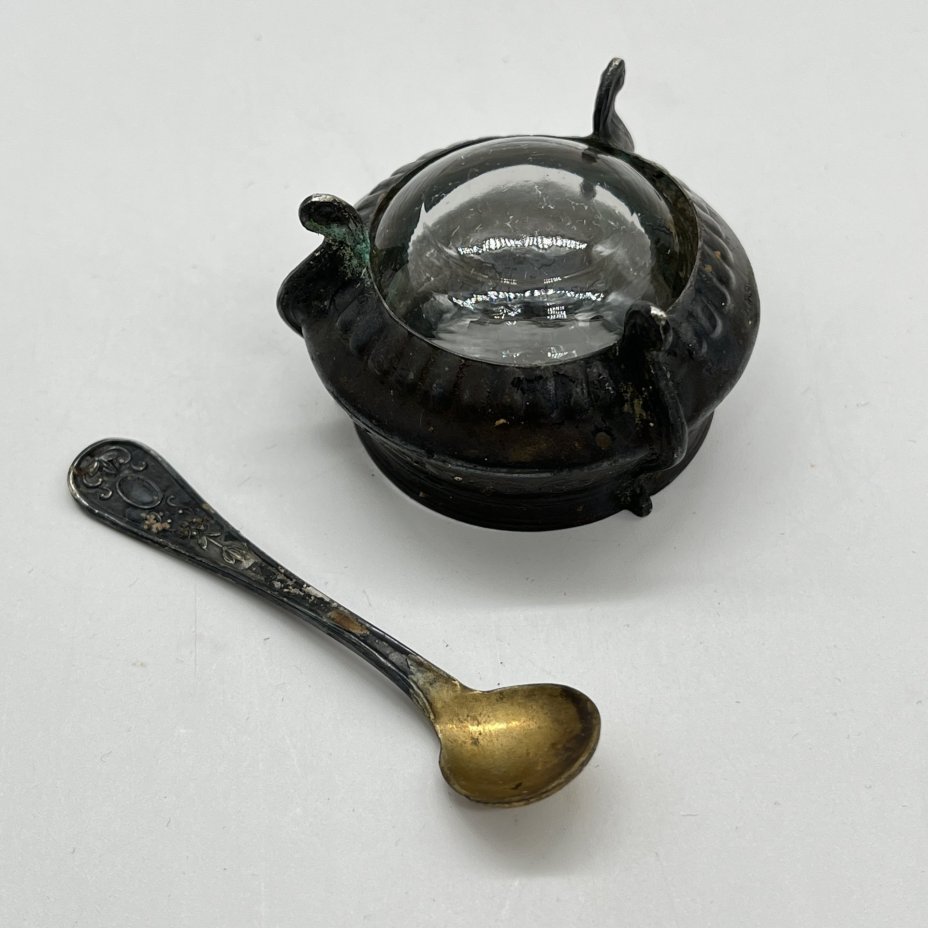Солонка на ножках с ложечкой и растительным декором, мНЦ (медь-никель-цинк), стекло, Мстерский завод художественных изделий «Ювелир», СССР, 1965-1990 гг., Мстерский завод художественных изделий «Ювелир»