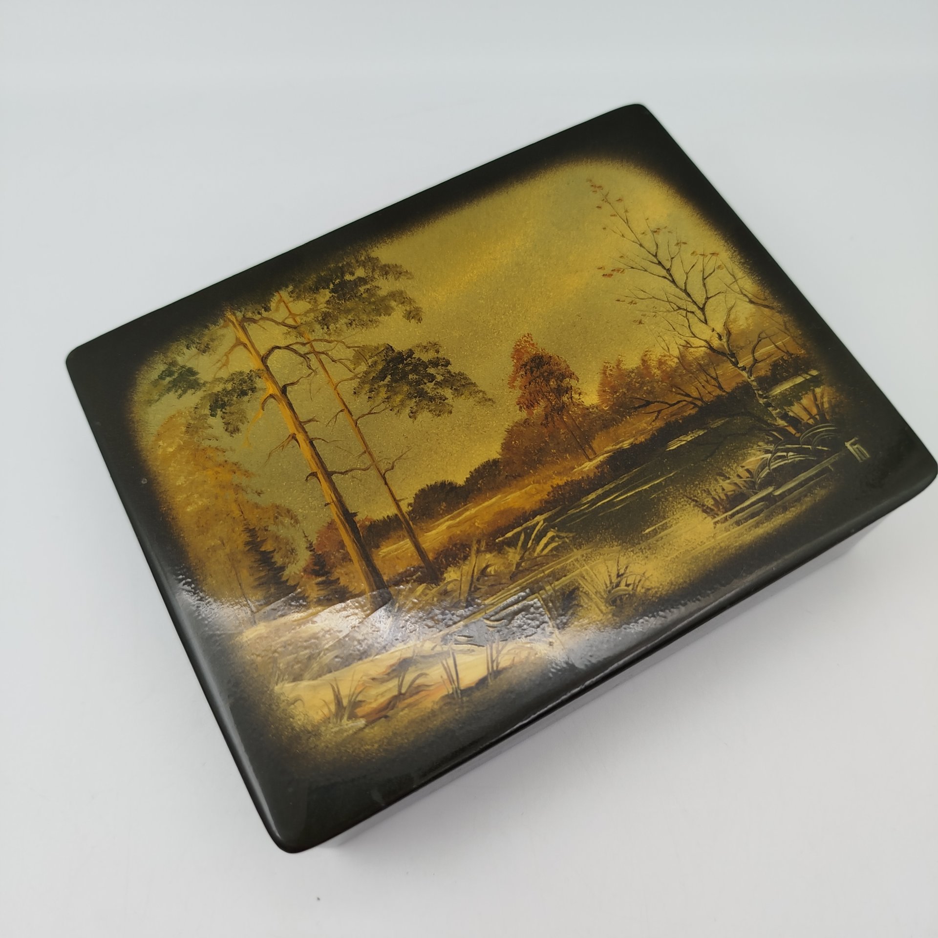 Шкатулка лаковая, украшенная лесным пейзажем