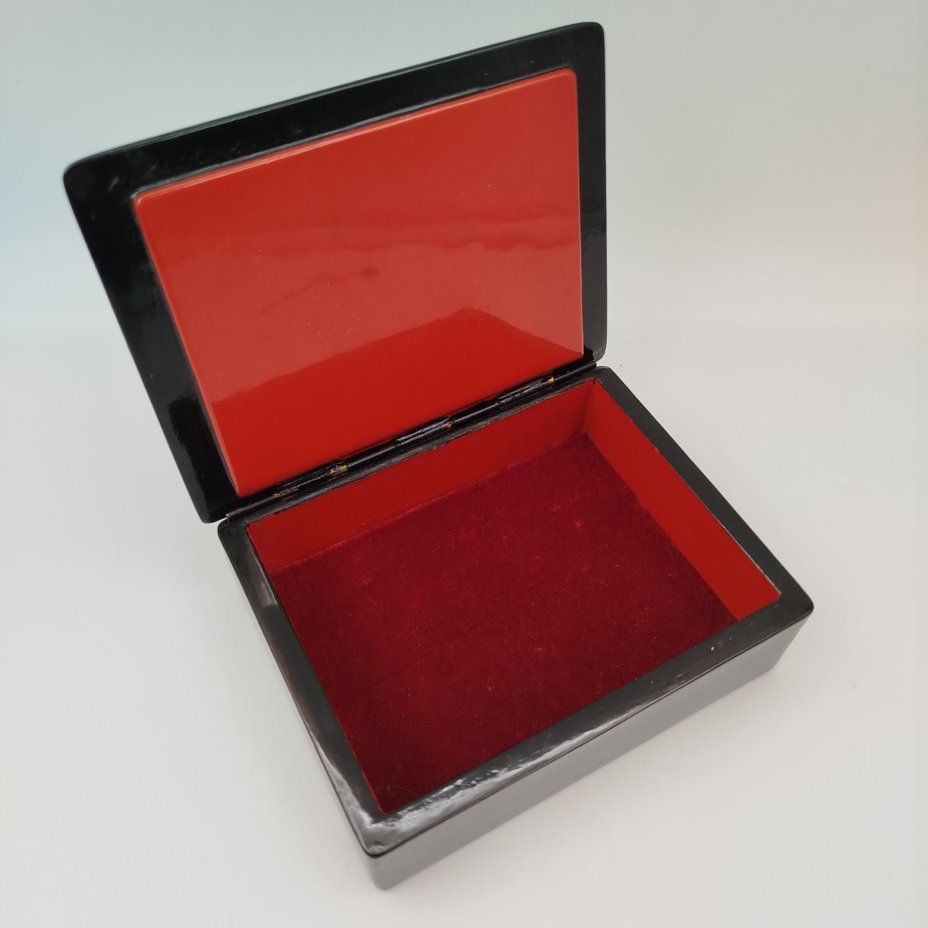 Шкатулка лаковая, украшенная лесным пейзажем