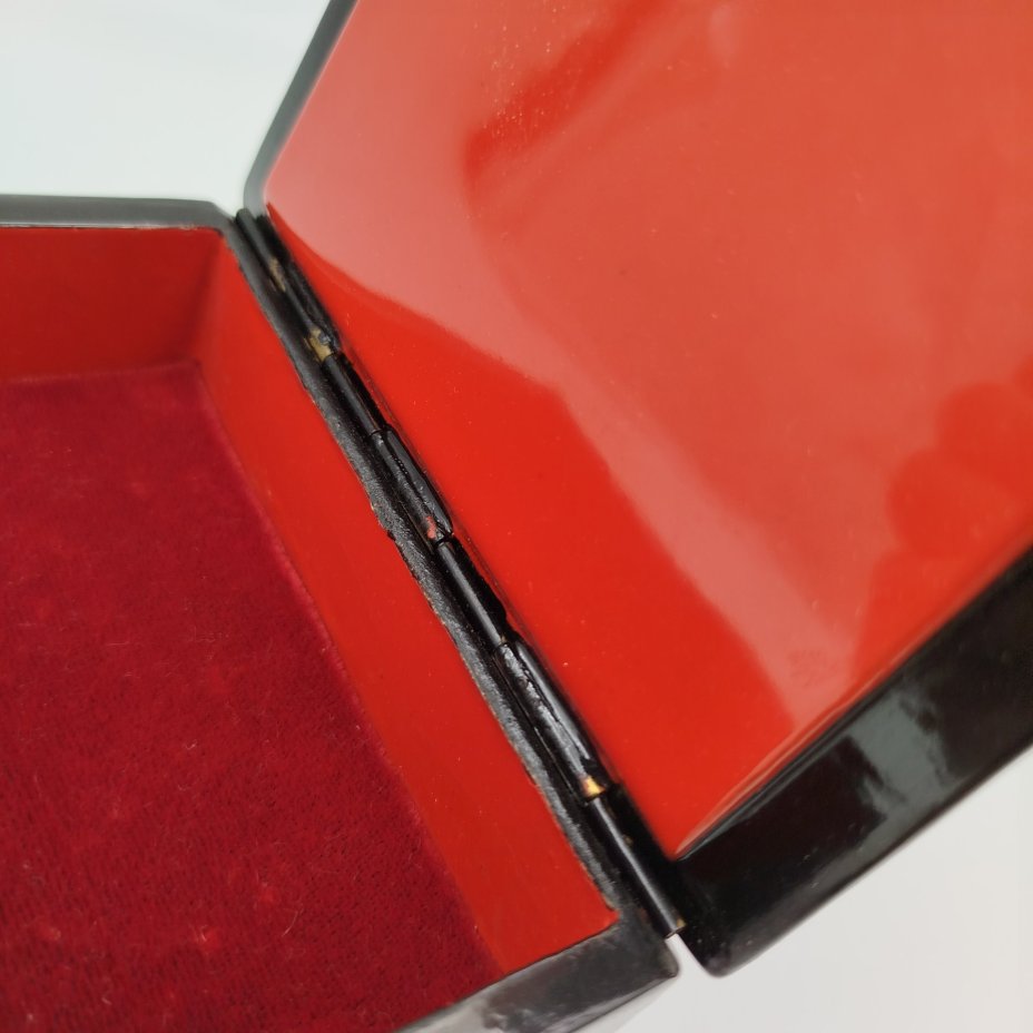 Шкатулка лаковая, украшенная лесным пейзажем