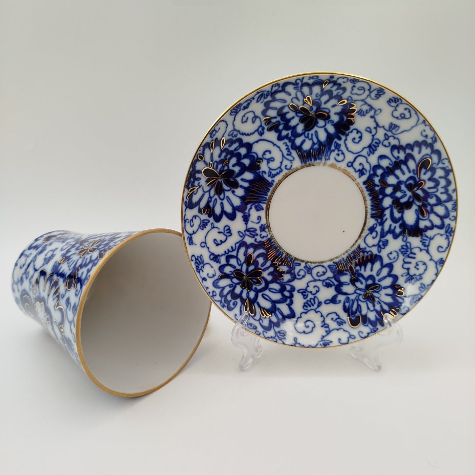 Пара чайная с декором в виде вазона и цветов в синей гамме, форма бокала "Ленинградский", фарфор, деколь, золочение, Ленинградский фарфоровый завод (ЛФЗ), СССР, 1960-1970 гг.