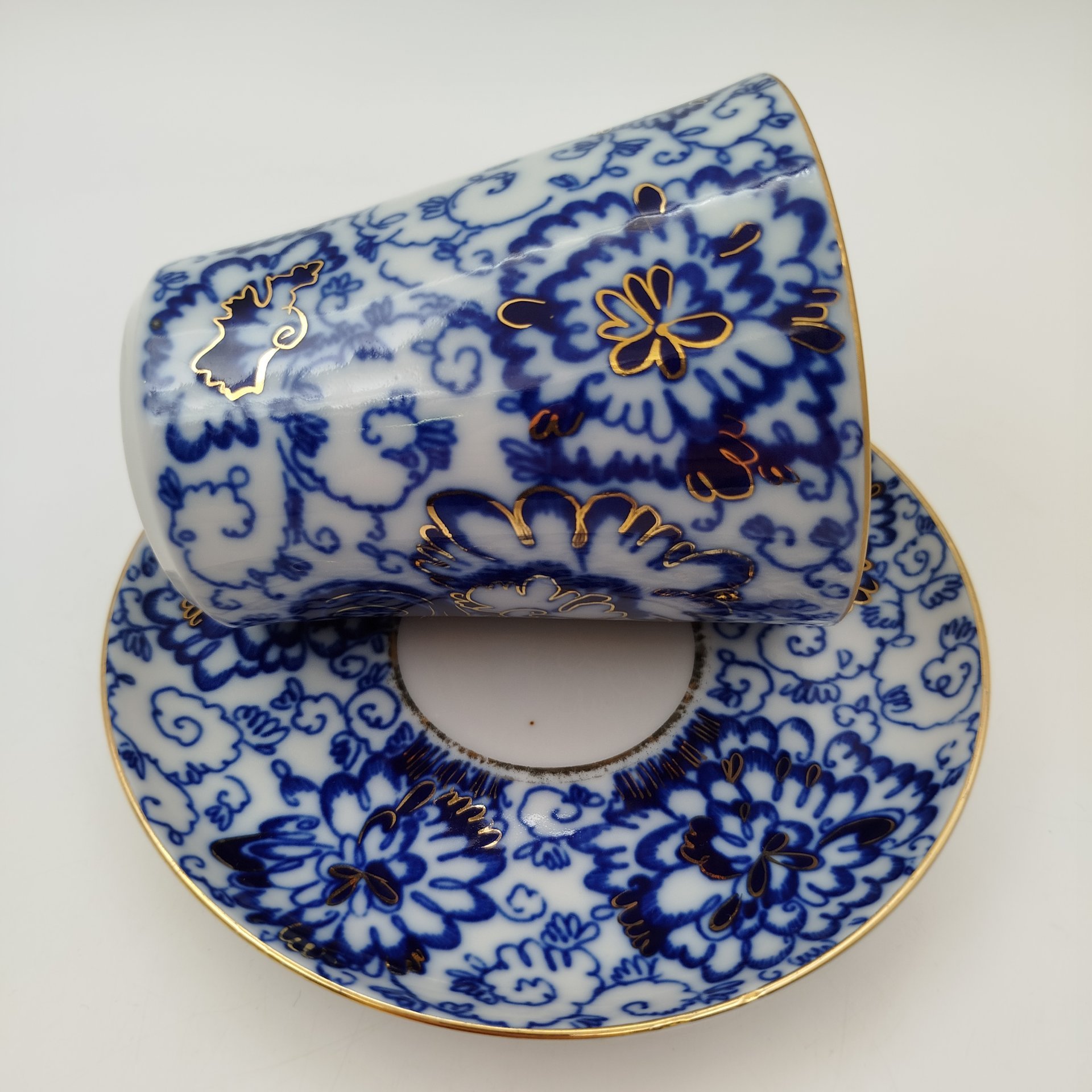 Пара чайная с декором в виде вазона и цветов в синей гамме, форма бокала "Ленинградский", фарфор, деколь, золочение, Ленинградский фарфоровый завод (ЛФЗ), СССР, 1960-1970 гг.