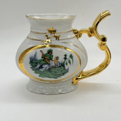 Поильник с фигурной ручкой и цветочным декором с изображением галантной сцены, фарфор, золочение, деколь, Чехословакия, 1980-1990 гг.