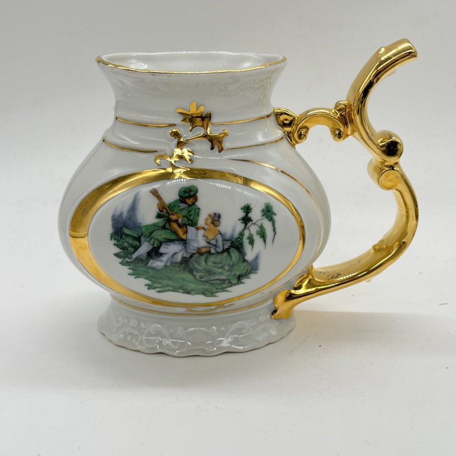 Поильник с фигурной ручкой и цветочным декором с изображением галантной сцены, фарфор, золочение, деколь, Чехословакия, 1980-1990 гг.