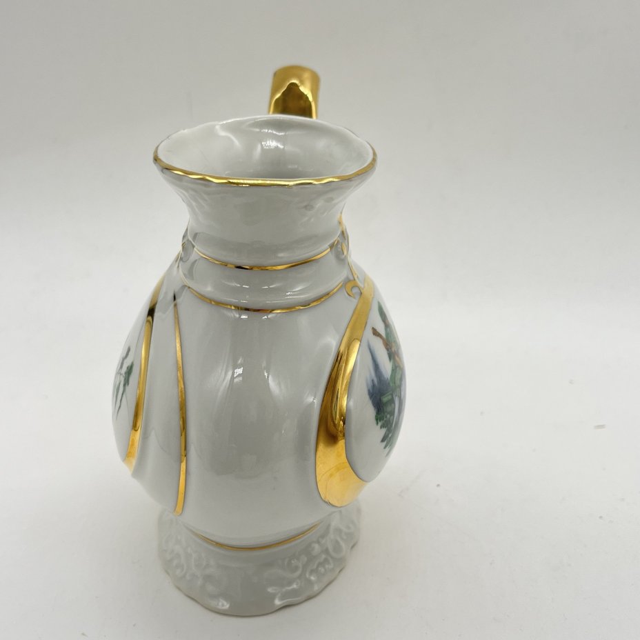 Поильник с фигурной ручкой и цветочным декором с изображением галантной сцены