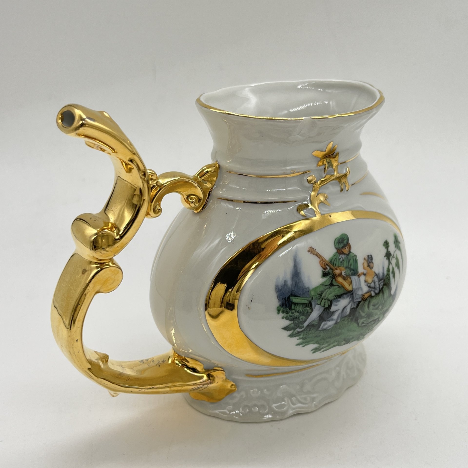 Поильник с фигурной ручкой и цветочным декором с изображением галантной сцены, фарфор, золочение, деколь, Чехословакия, 1980-1990 гг.