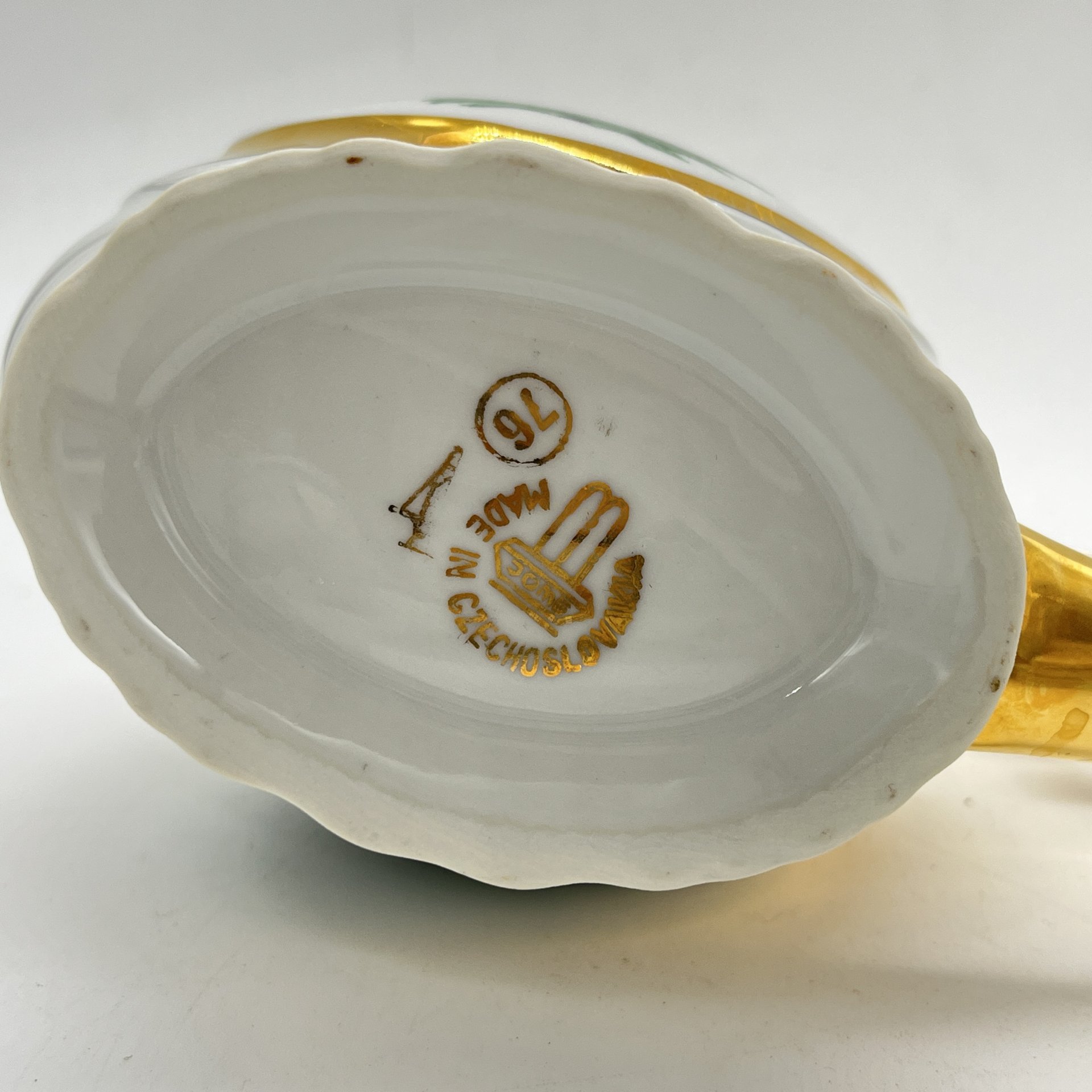 Поильник с фигурной ручкой и цветочным декором с изображением галантной сцены, фарфор, золочение, деколь, Чехословакия, 1980-1990 гг.