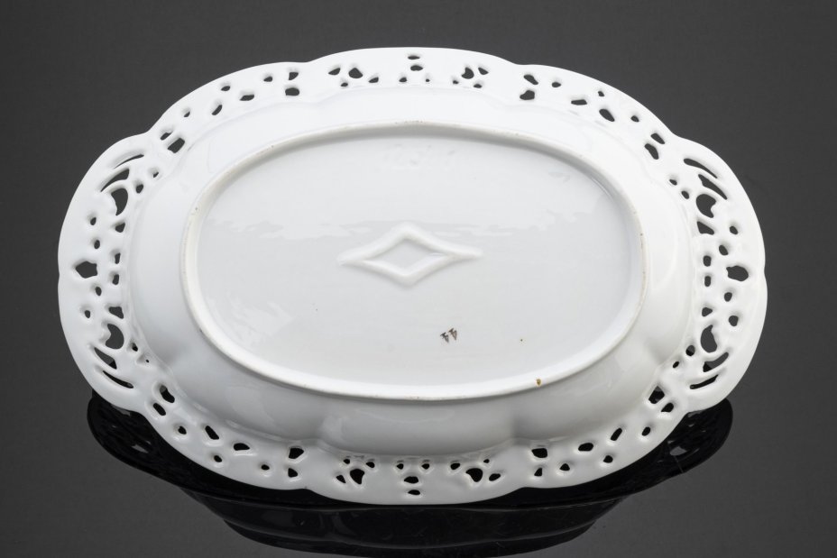 Блюдо (сухарница) с прорезным бортом и декором в виде груш и вишен