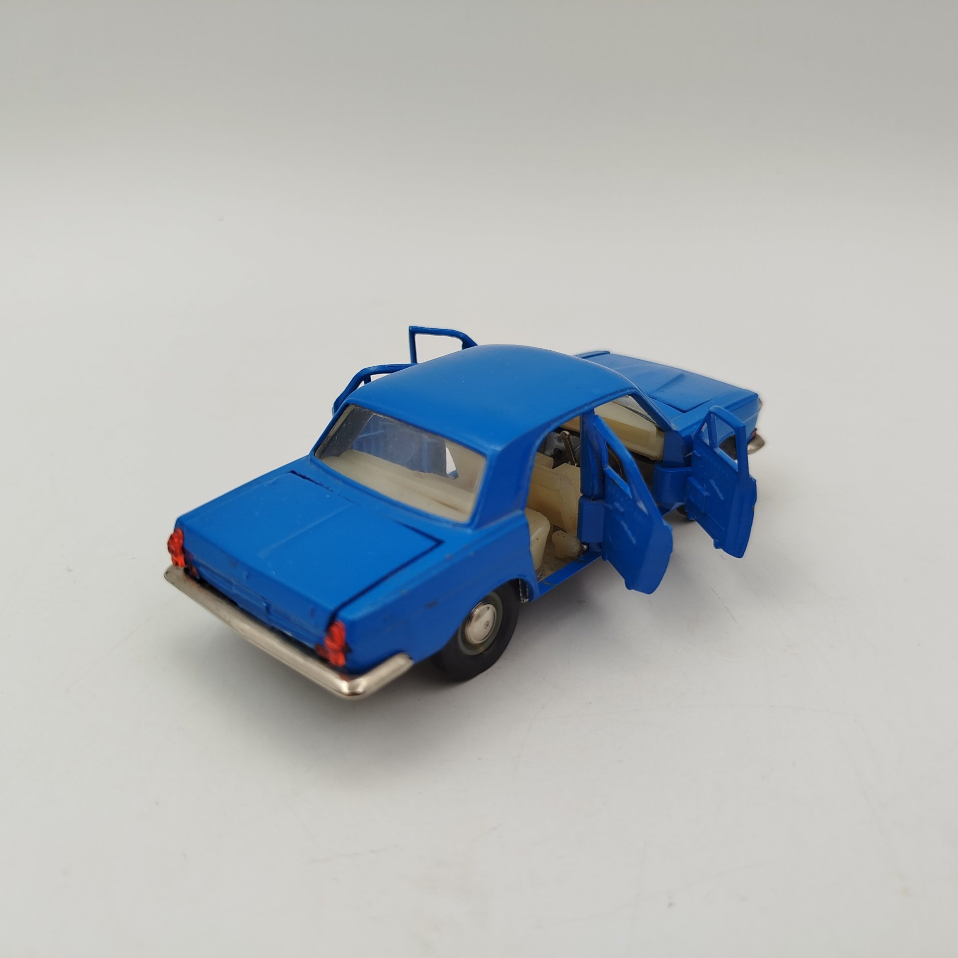 Модель автомобиля "Волга ГАЗ-24-02", №А14  в родной коробке в масштабе 1:43, металл, краска, полимерный материал, картон, Саратовский завод «Тантал», СССР, 1986 г., Саратовский завод «Тантал»