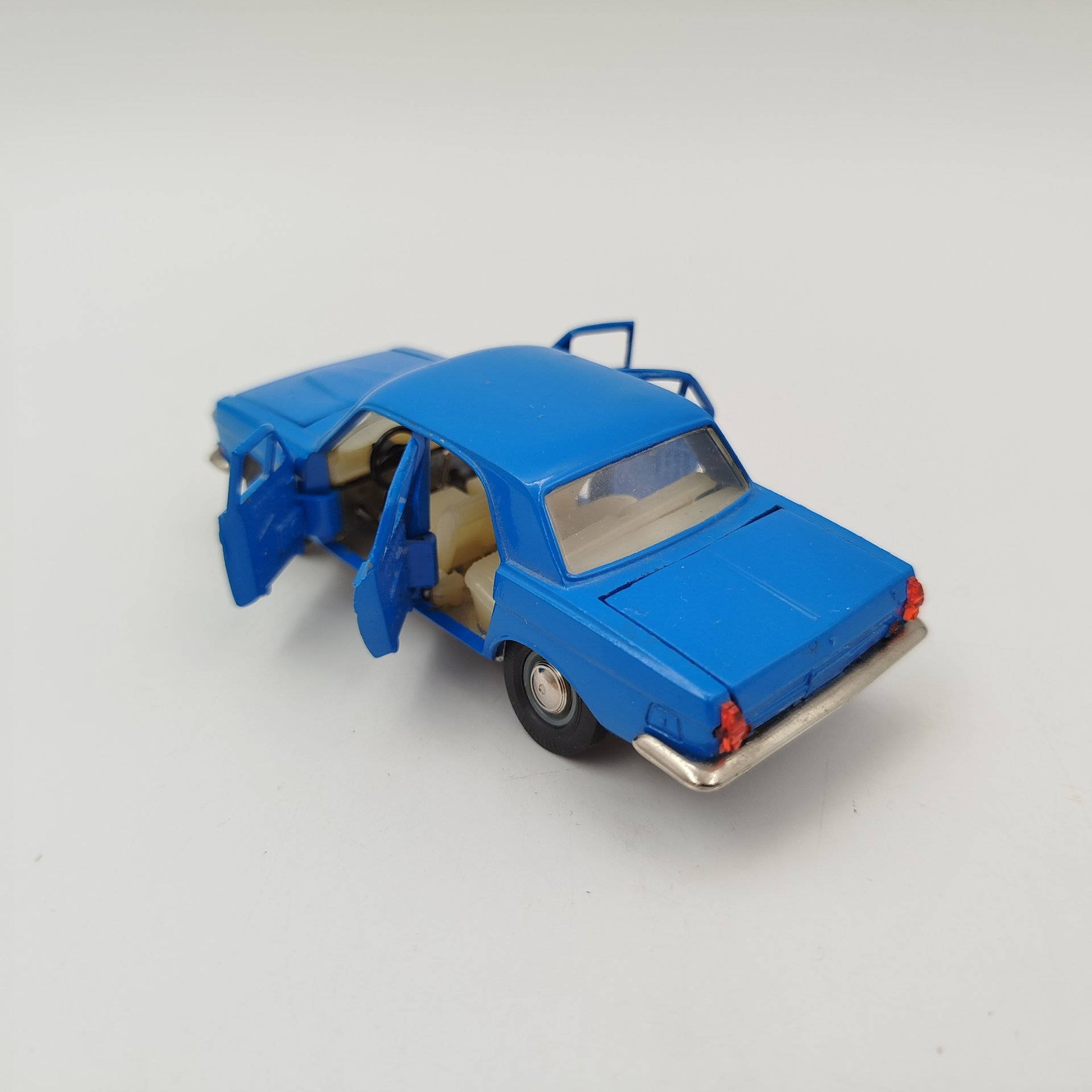 Модель автомобиля "Волга ГАЗ-24-02", №А14  в родной коробке в масштабе 1:43, металл, краска, полимерный материал, картон, Саратовский завод «Тантал», СССР, 1986 г., Саратовский завод «Тантал»