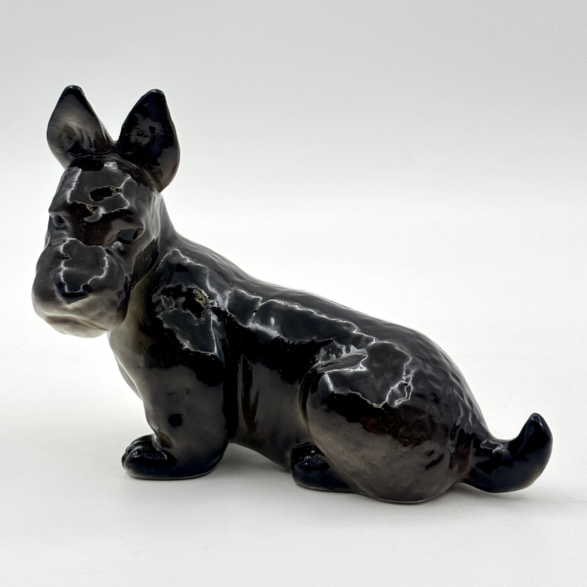 Статуэтка "Скотч-терьер", скульптор П.П. Веселов, фарфор, аэрография, Ленинградский фарфоровый завод (ЛФЗ), СССР, 1986-1991 гг.