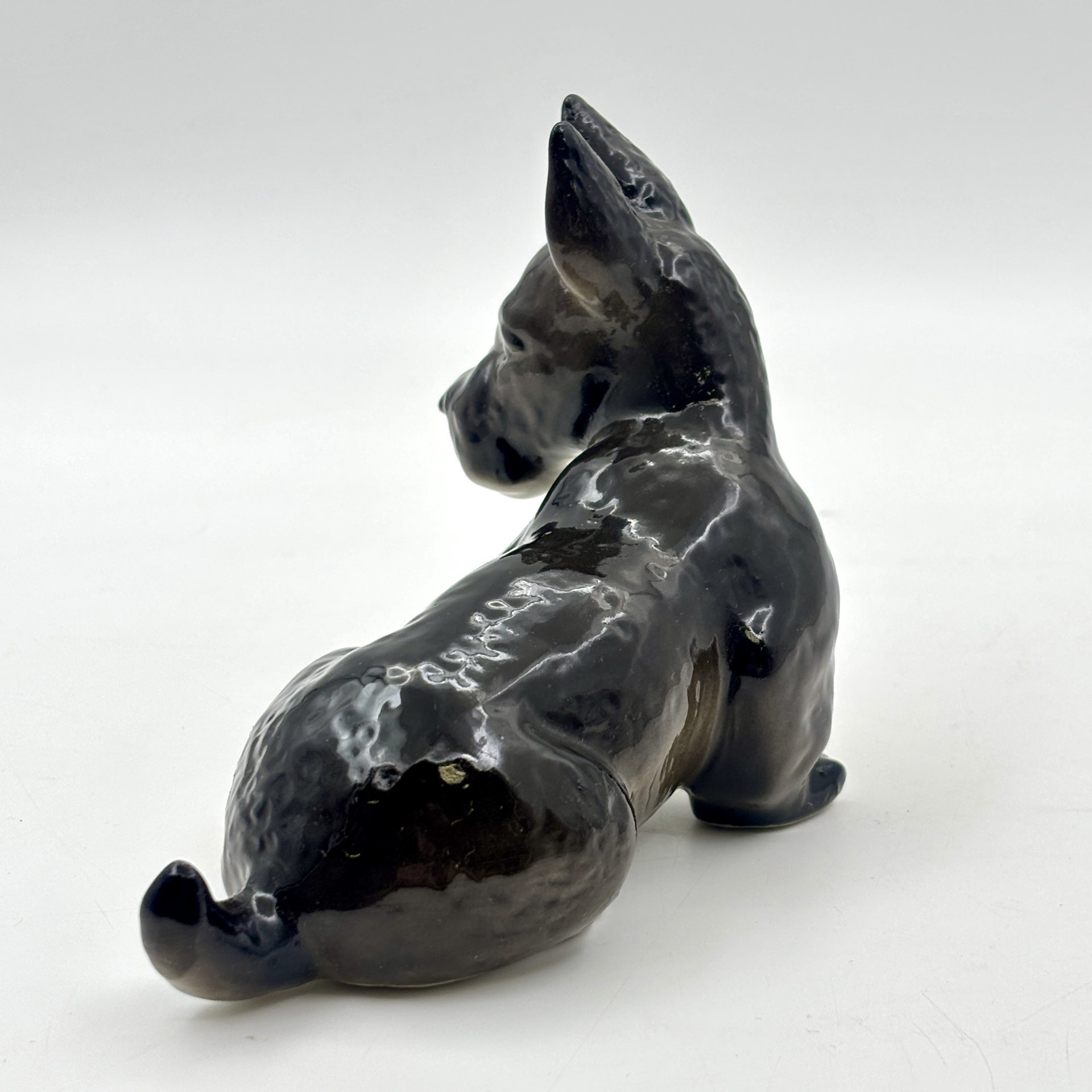 Статуэтка "Скотч-терьер", скульптор П.П. Веселов, фарфор, аэрография, Ленинградский фарфоровый завод (ЛФЗ), СССР, 1986-1991 гг.