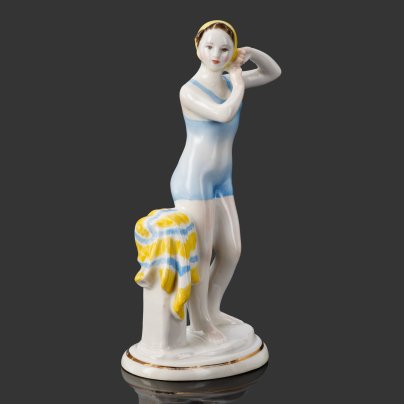 Статуэтка "Юная купальщица", скульптор Г.С. Столбова, художник Е.Н. Лупанова, фарфор, роспись, золочение, Ленинградский фарфоровый завод (ЛФЗ), СССР, 1960-1970 гг.