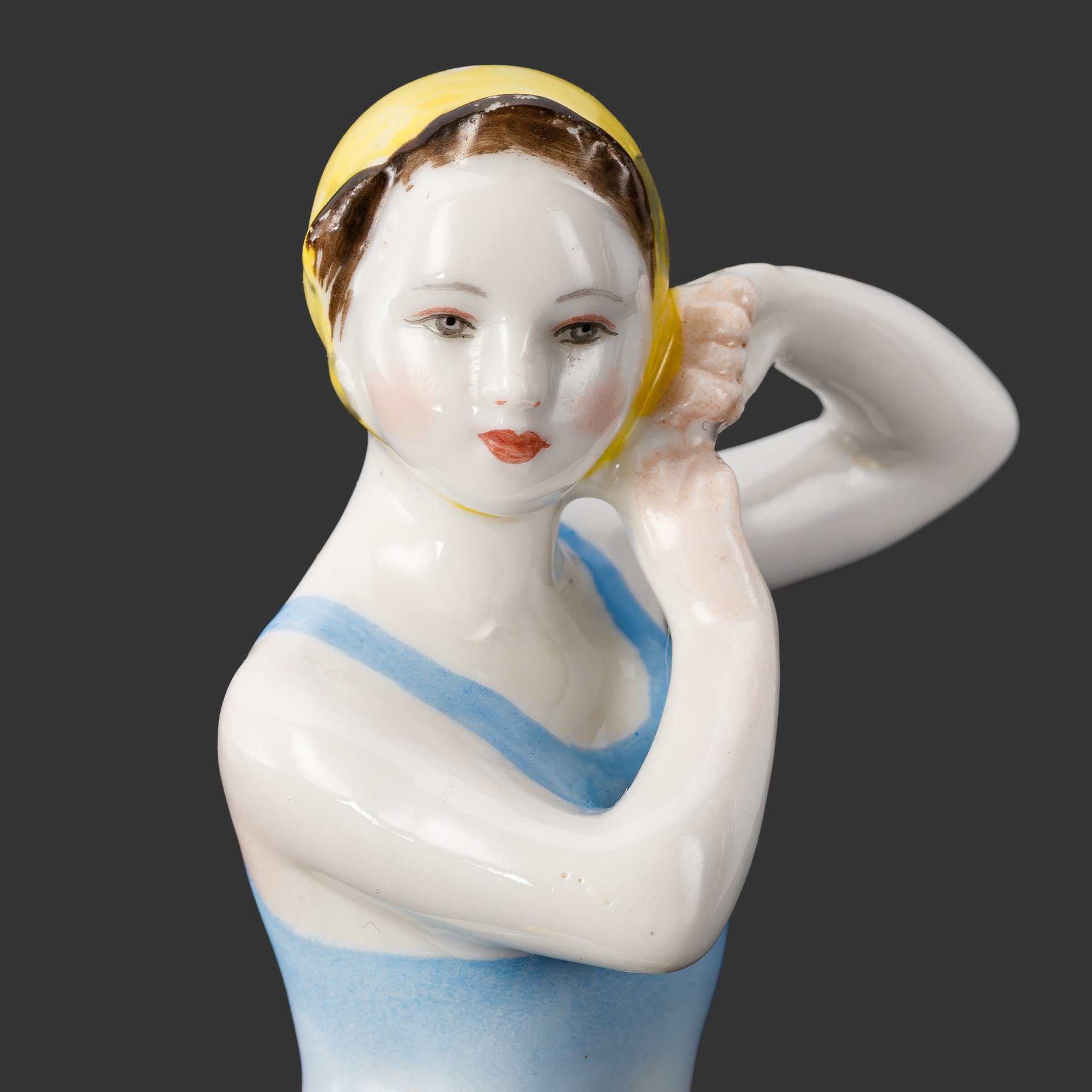 Статуэтка "Юная купальщица", скульптор Г.С. Столбова, художник Е.Н. Лупанова, фарфор, роспись, золочение, Ленинградский фарфоровый завод (ЛФЗ), СССР, 1960-1970 гг.