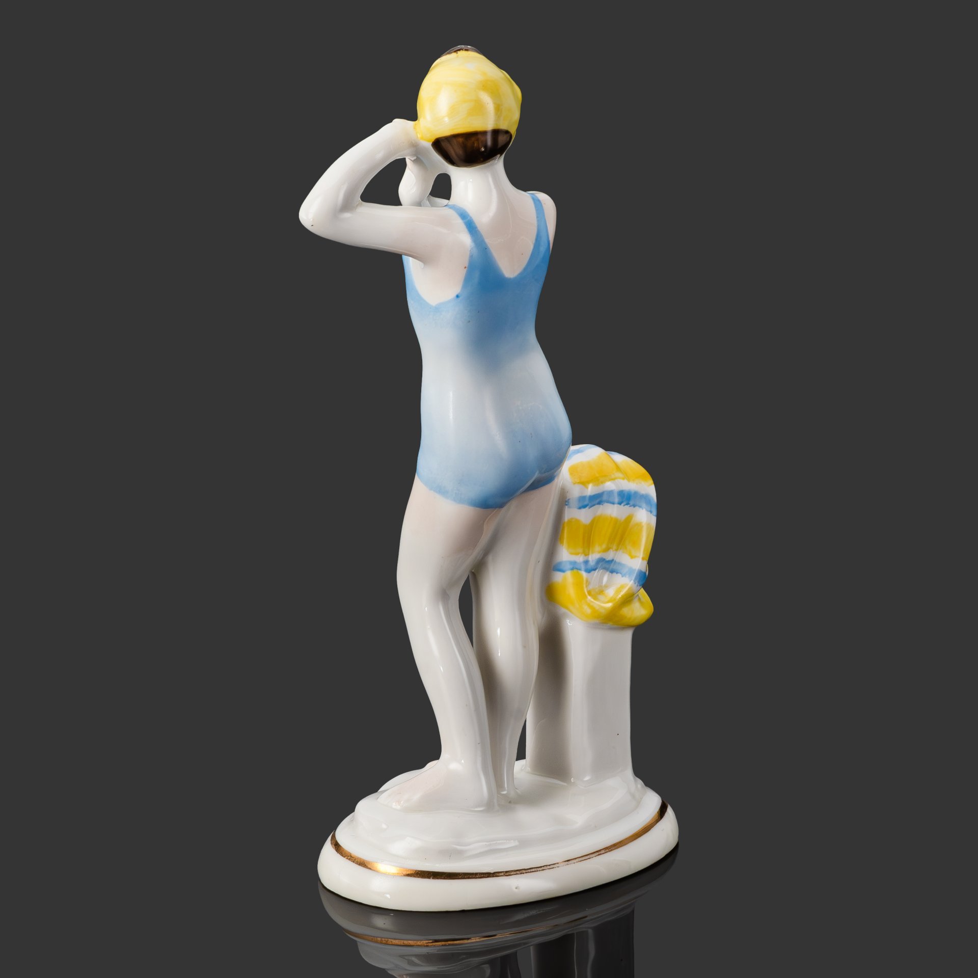 Статуэтка "Юная купальщица", скульптор Г.С. Столбова, художник Е.Н. Лупанова, фарфор, роспись, золочение, Ленинградский фарфоровый завод (ЛФЗ), СССР, 1960-1970 гг.