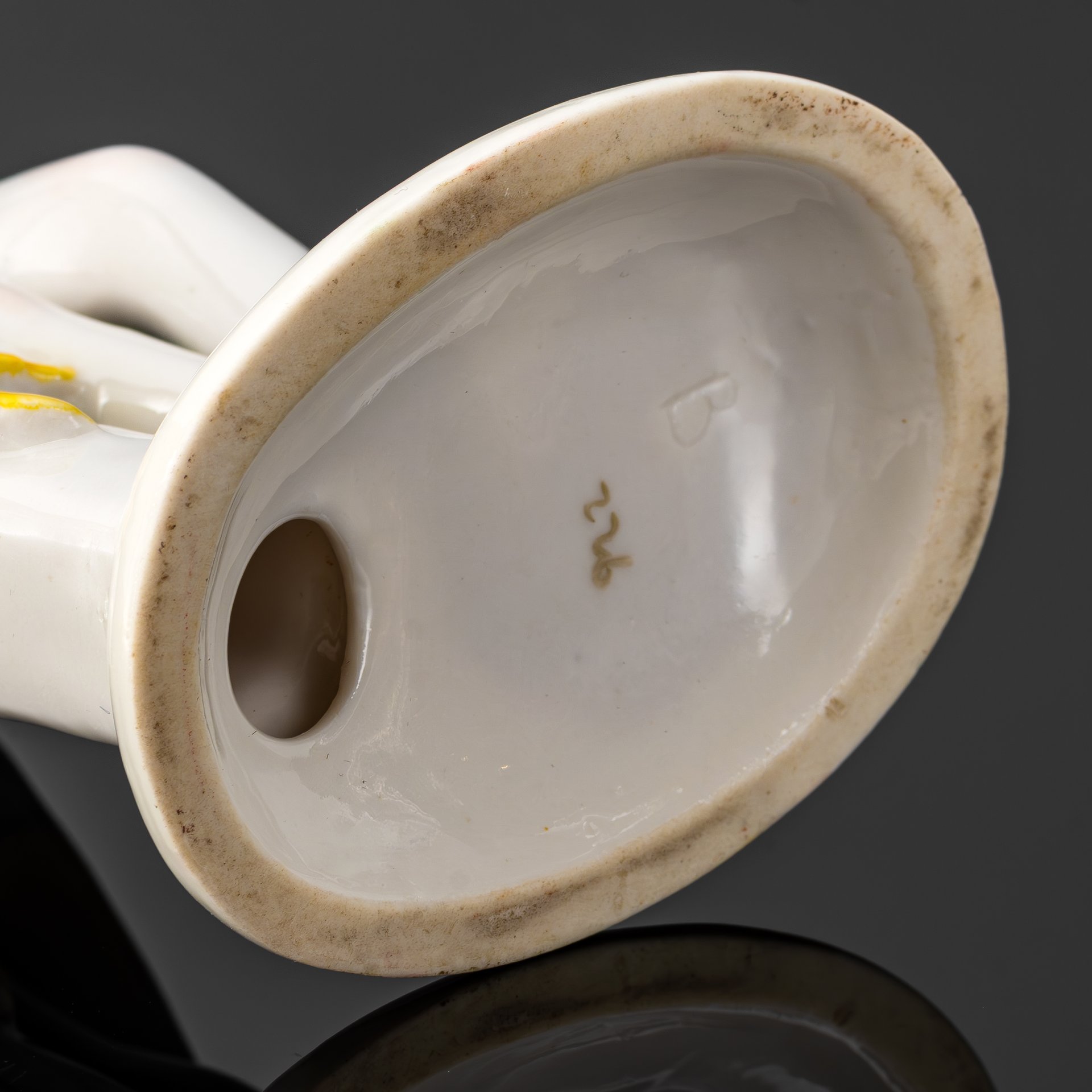 Статуэтка "Юная купальщица", скульптор Г.С. Столбова, художник Е.Н. Лупанова, фарфор, роспись, золочение, Ленинградский фарфоровый завод (ЛФЗ), СССР, 1960-1970 гг.