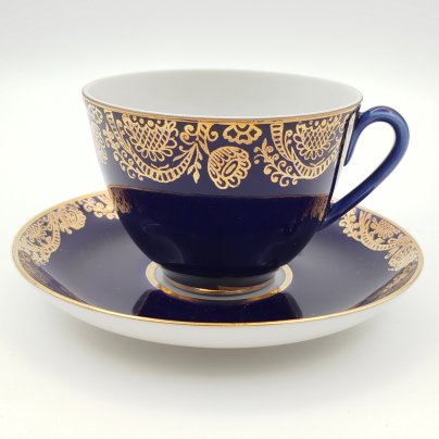 Чайная пара кобальтового цвета, украшенная золотым растительным декором, фарфор, крытье кобальтом, золочение, Ленинградский фарфоровый завод (ЛФЗ), СССР, 1970-1991 гг.