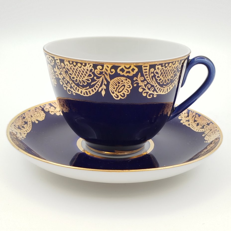 Чайная пара кобальтового цвета, украшенная золотым растительным декором, фарфор, крытье кобальтом, золочение, Ленинградский фарфоровый завод (ЛФЗ), СССР, 1970-1991 гг.