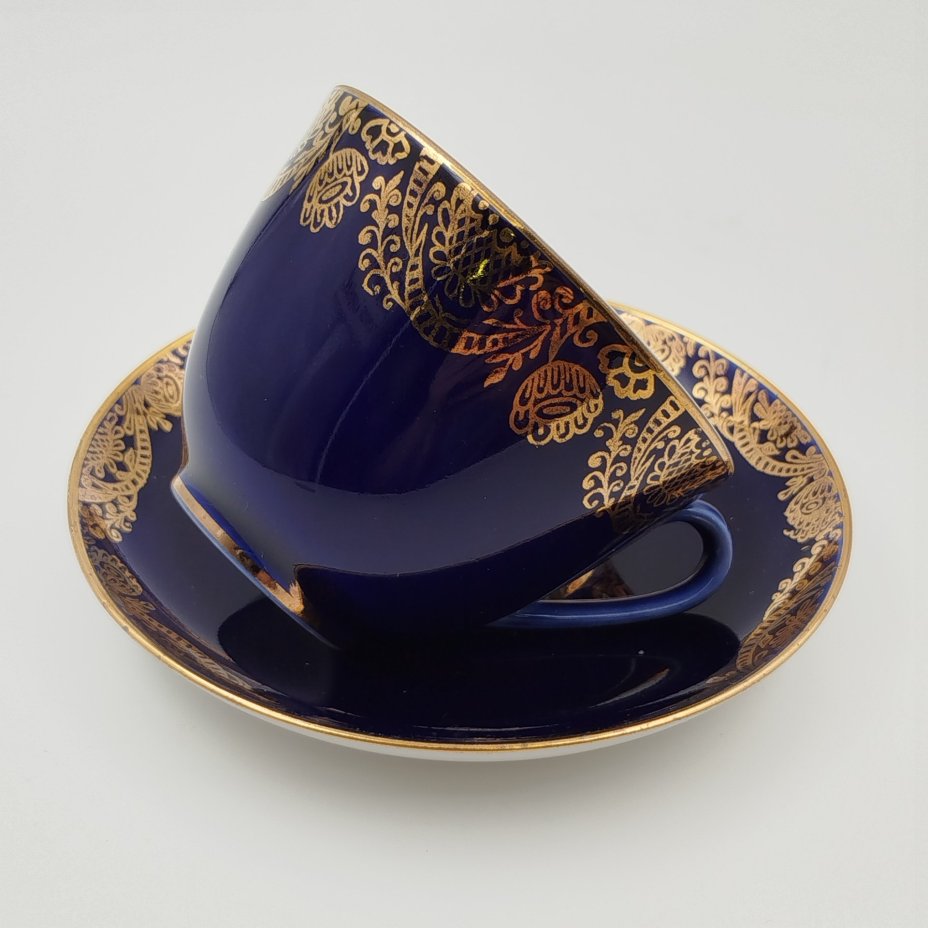 Чайная пара кобальтового цвета, украшенная золотым растительным декором, фарфор, крытье кобальтом, золочение, Ленинградский фарфоровый завод (ЛФЗ), СССР, 1970-1991 гг.