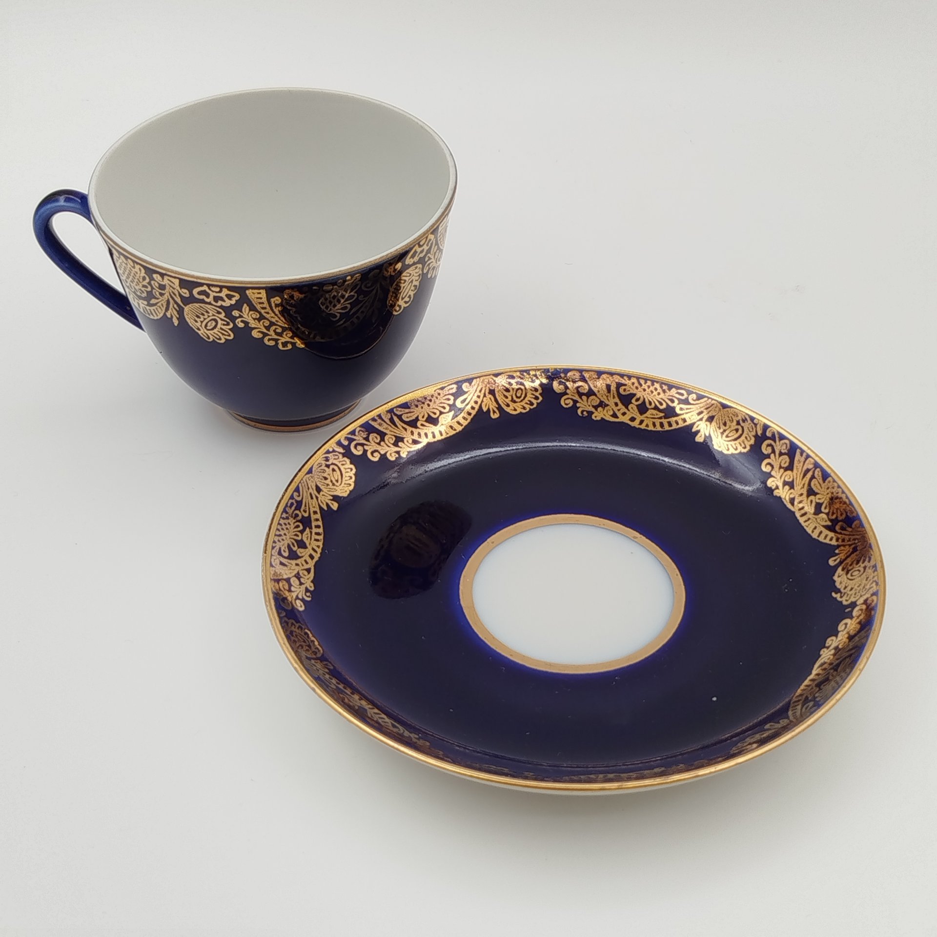 Чайная пара кобальтового цвета, украшенная золотым растительным декором, фарфор, крытье кобальтом, золочение, Ленинградский фарфоровый завод (ЛФЗ), СССР, 1970-1991 гг.