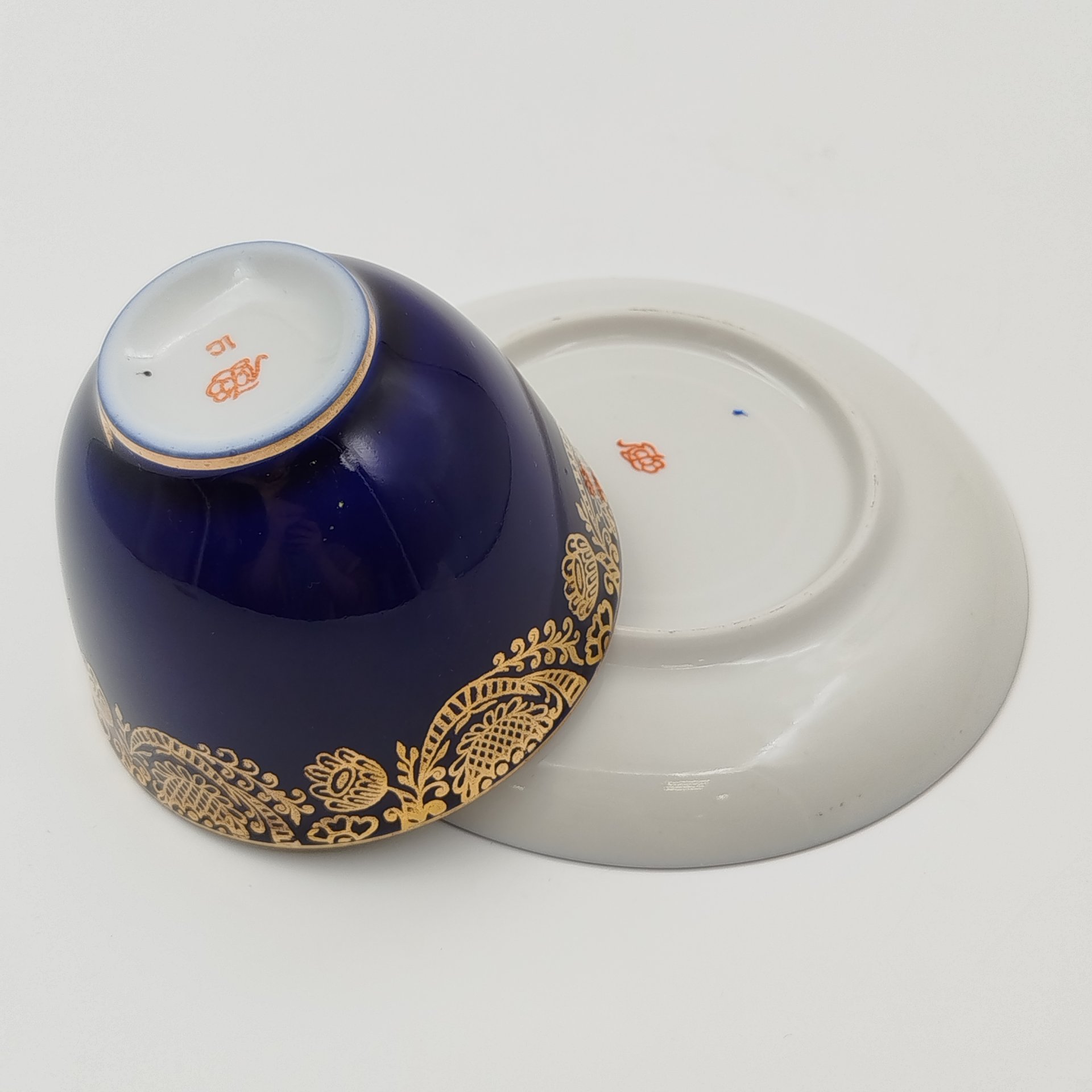 Чайная пара кобальтового цвета, украшенная золотым растительным декором, фарфор, крытье кобальтом, золочение, Ленинградский фарфоровый завод (ЛФЗ), СССР, 1970-1991 гг.