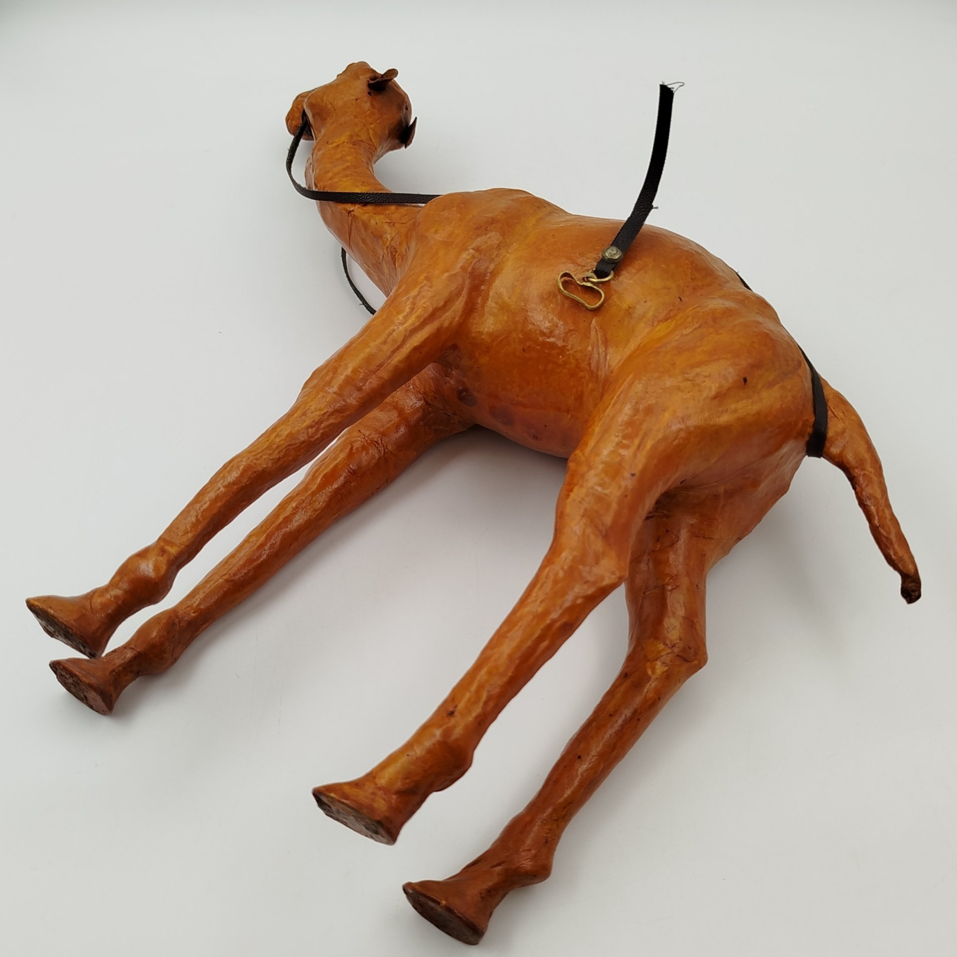 Статуэтка "Верблюд", кожа, сплав металлов, Северная Африка, 1970-1990 гг.