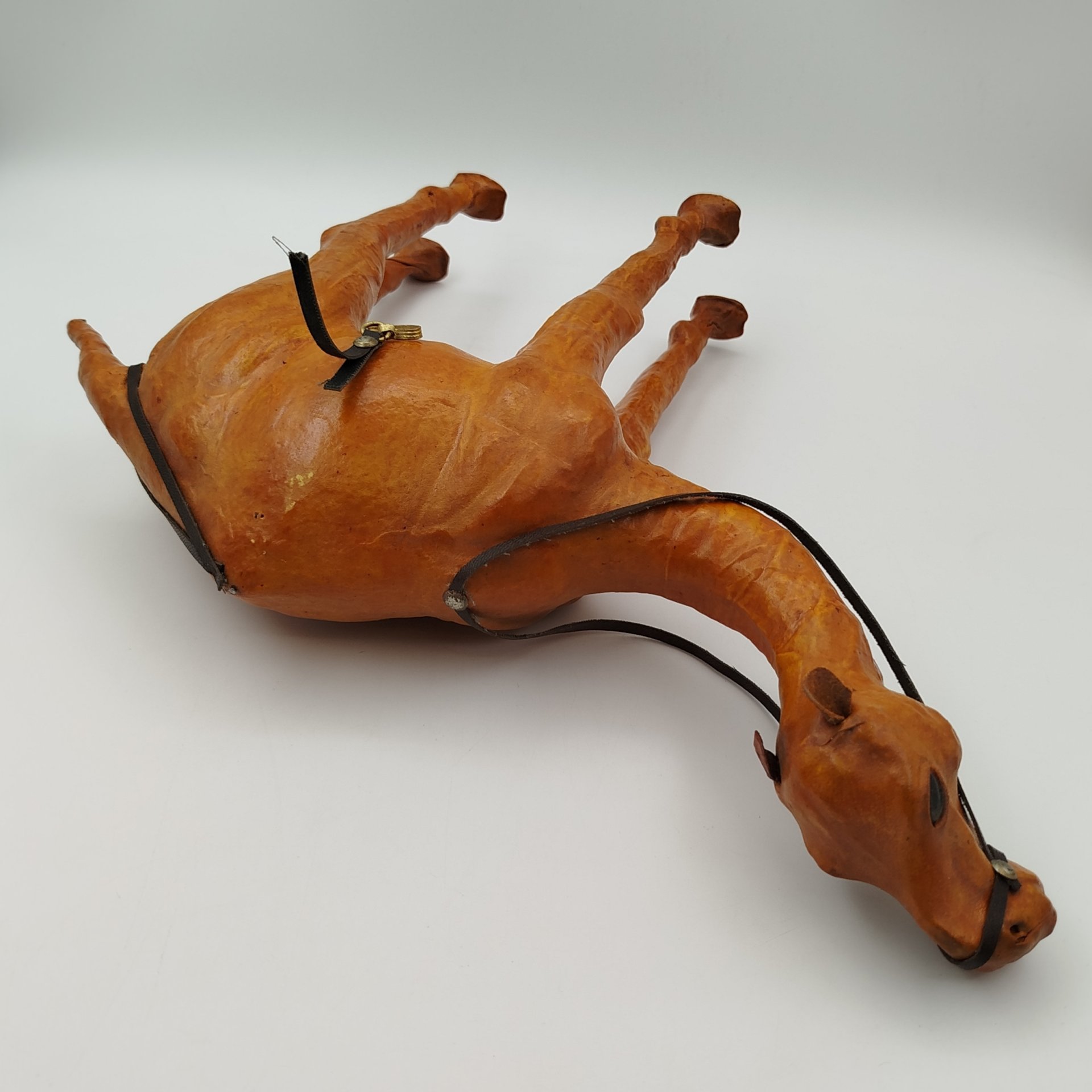 Статуэтка "Верблюд", кожа, сплав металлов, Северная Африка, 1970-1990 гг.