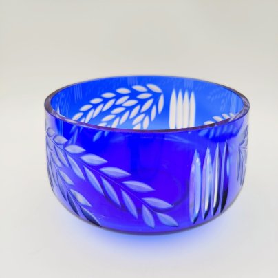 Конфетница кобальтового оттенка с декором в виде листьев, хрусталь, алмазная грань, СССР, 1970-1990 гг.