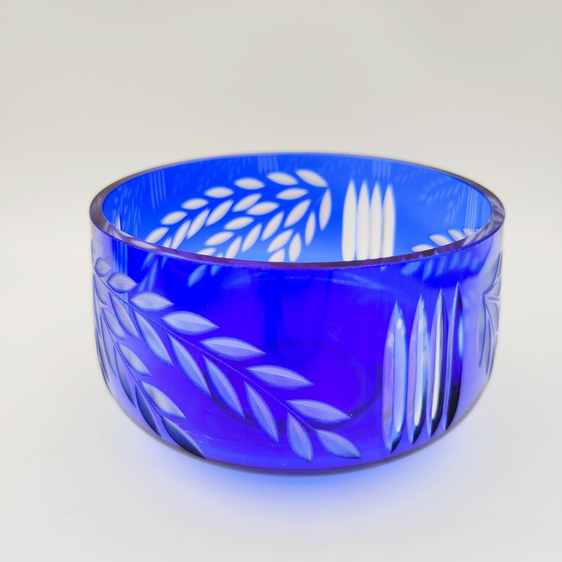 Конфетница кобальтового оттенка с декором в виде листьев, хрусталь, алмазная грань, СССР, 1970-1990 гг.