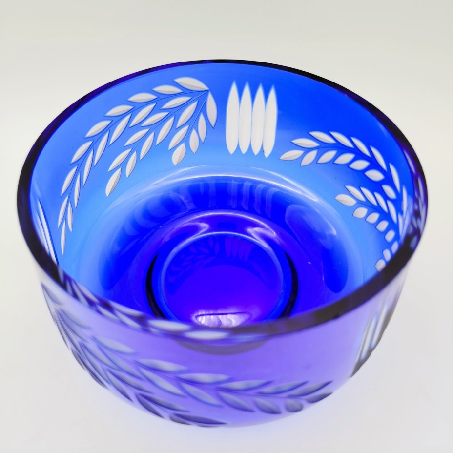 Конфетница кобальтового оттенка с декором в виде листьев
