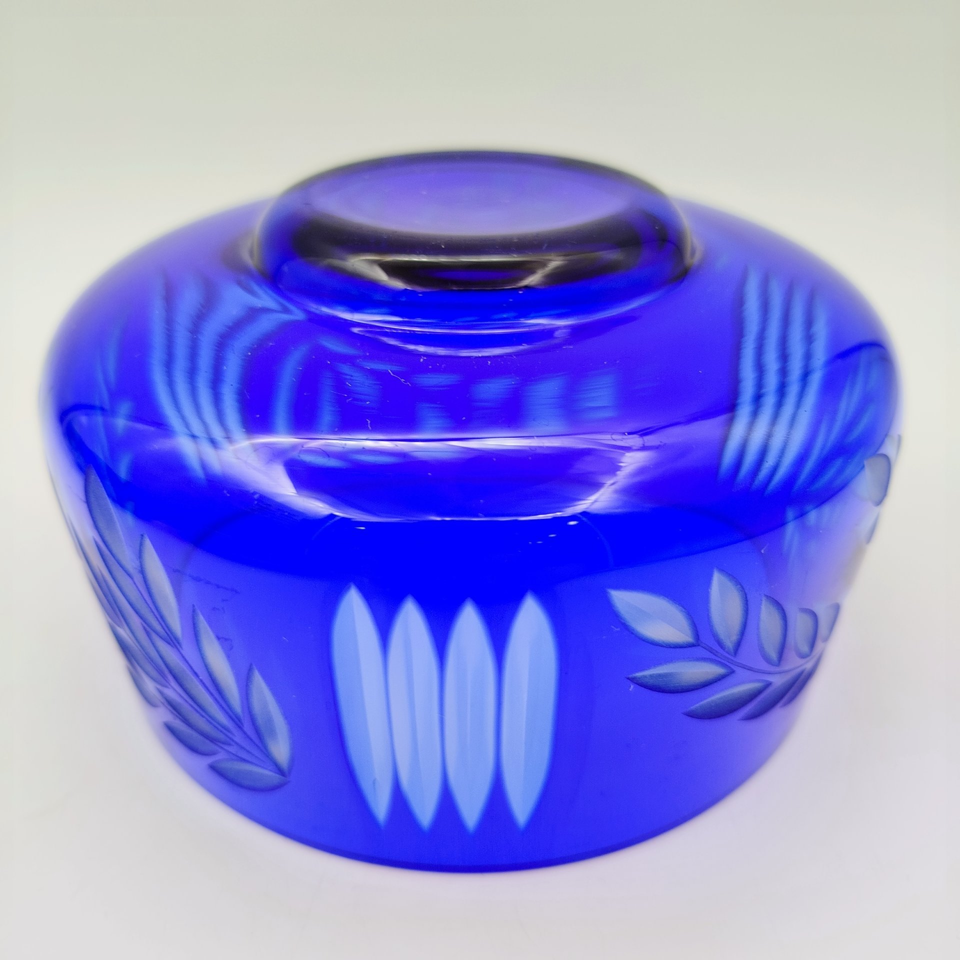Конфетница кобальтового оттенка с декором в виде листьев, хрусталь, алмазная грань, СССР, 1970-1990 гг.