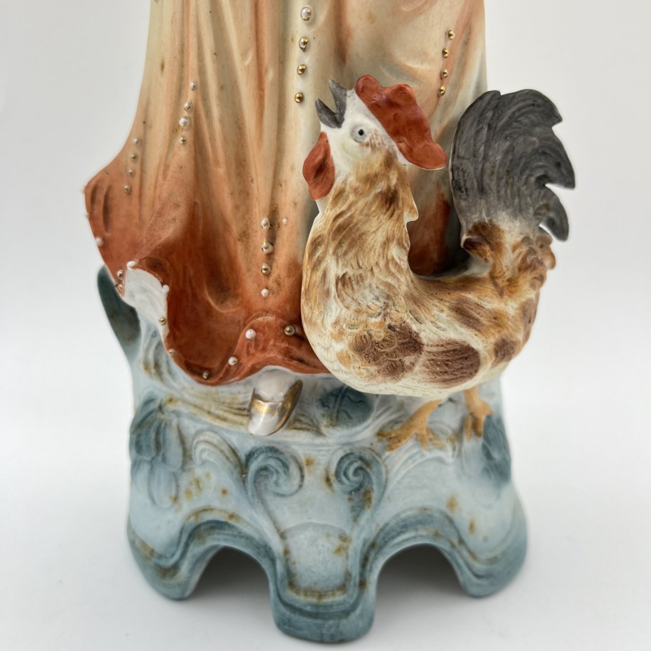 Статуэтка "Девушка с петухом"