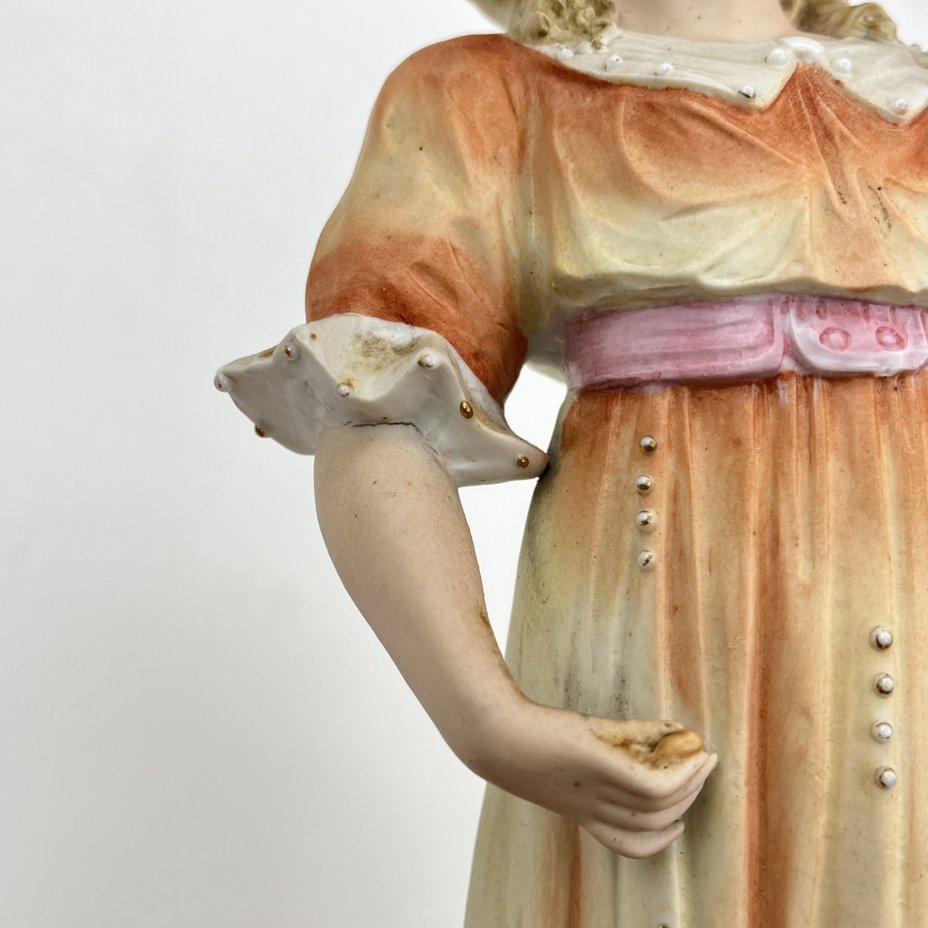 Статуэтка "Девушка с петухом"