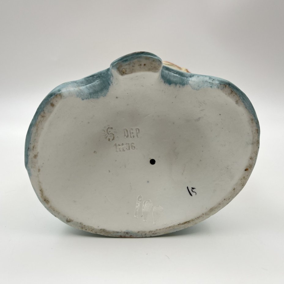 Статуэтка "Девушка с петухом"