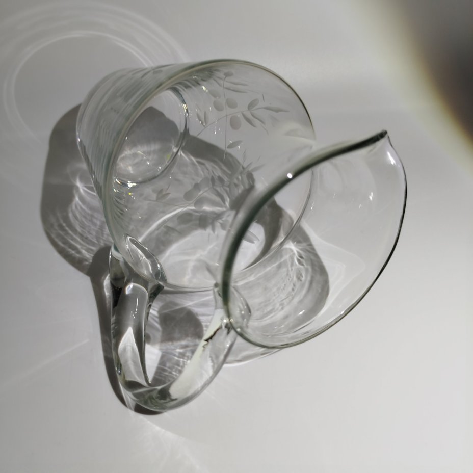 Кувшин с декором в виде веточек