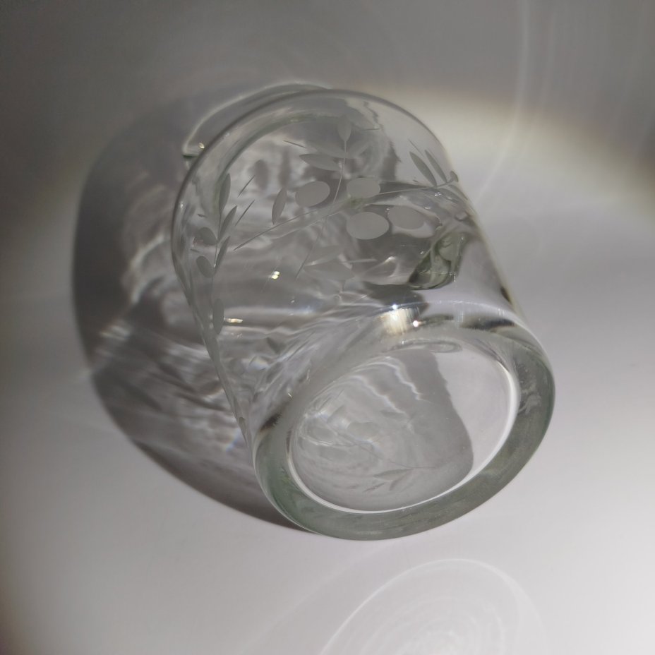 Кувшин с декором в виде веточек